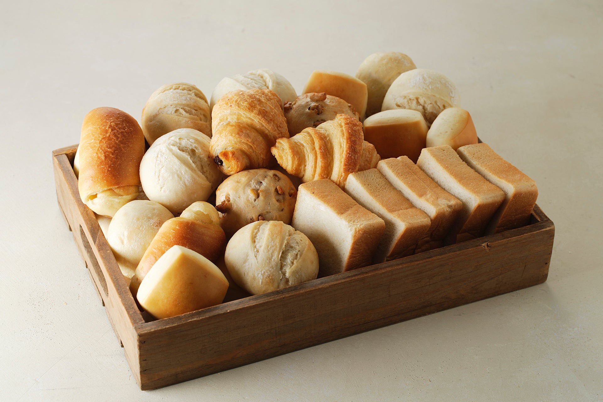 【大阪エヴェッサ】大阪土産の定番「みるく饅頭 月化粧」とコラボ商品を発売