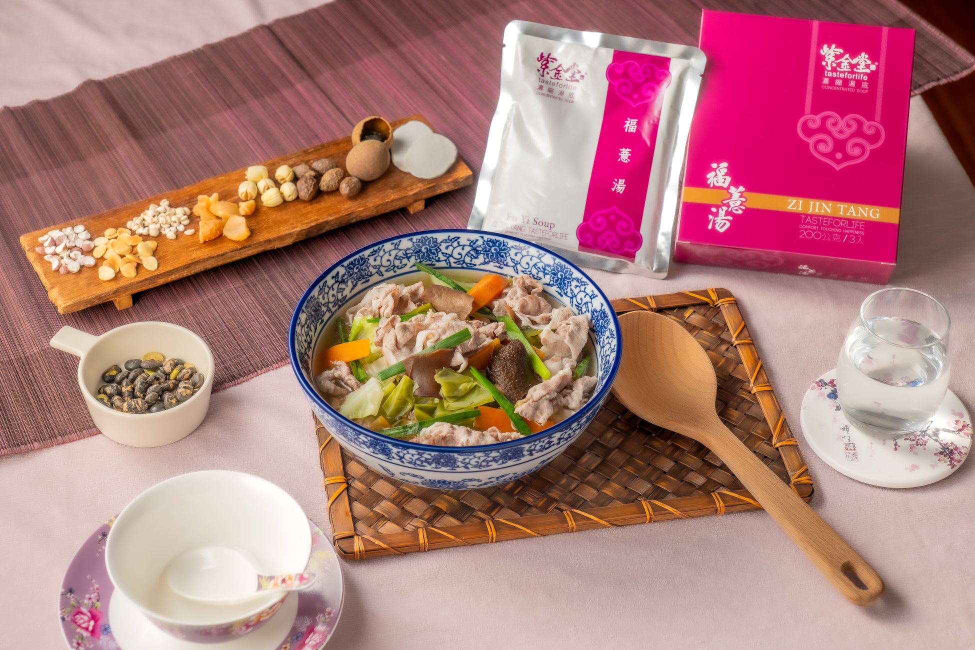 【船上で早めのクリスマス】東京湾シンフォニークルーズでパティシエ特製ケーキとともに特別なひとときを煌びやかに彩る