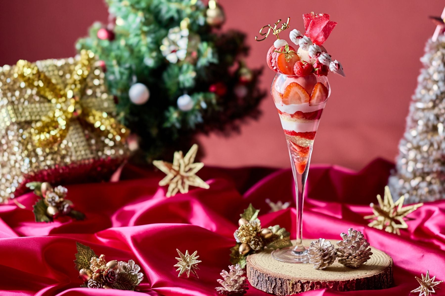 【都ホテル 四日市】クリスマスフェアを開催 期間限定のアフタヌーンティーやホテル最上階でのディナーなど ホテルロビーではクリスマスムードを盛り上げるツリーがお出迎え