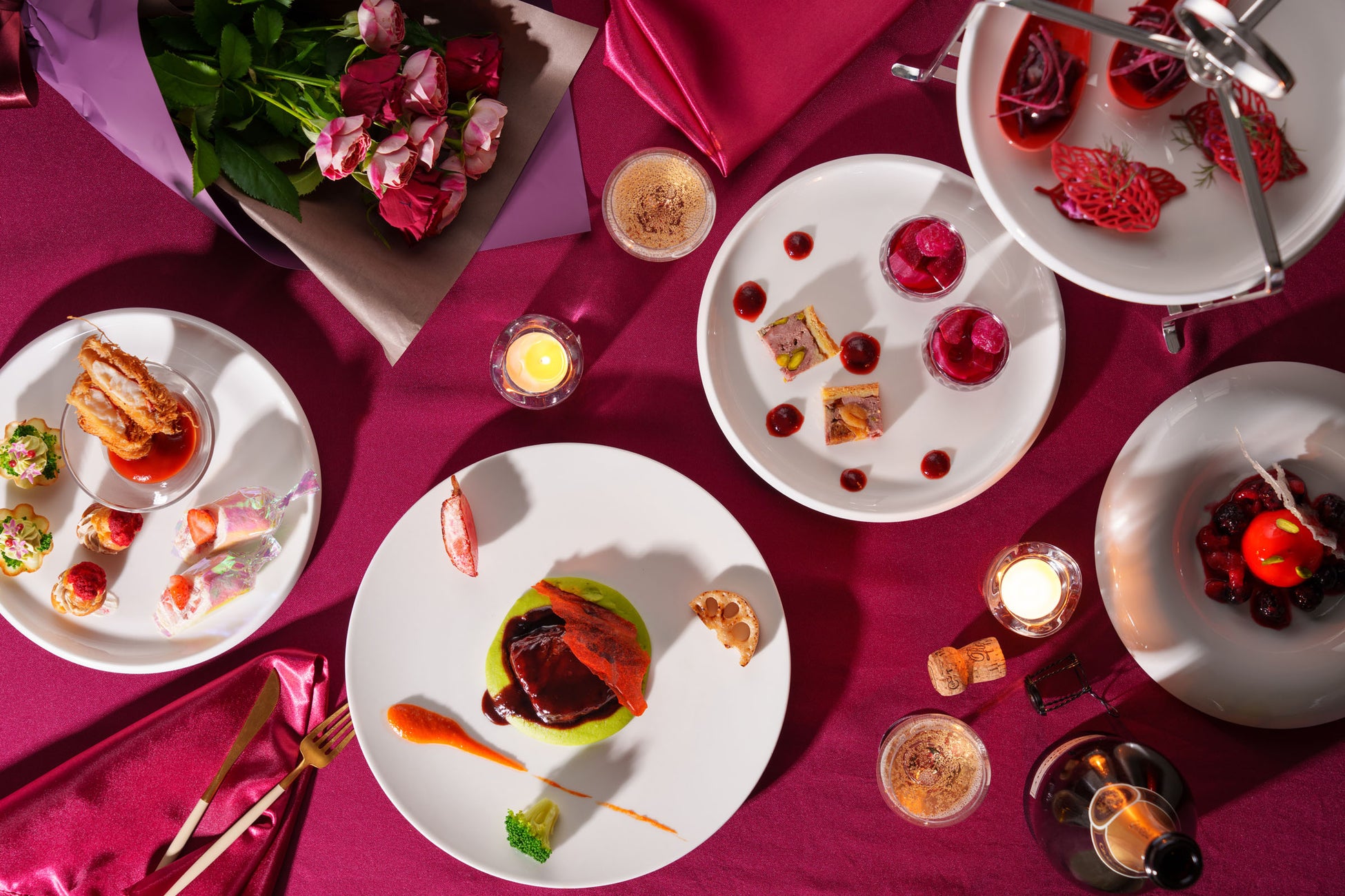 【名古屋】苺尽くしのホリデーシーズン限定ご褒美パフェ!苺やマカロンがきらめきながら舞う、グラス仕立てのショートケーキ「大人のご褒美パフェ~Strawberry Shortcake~」販売