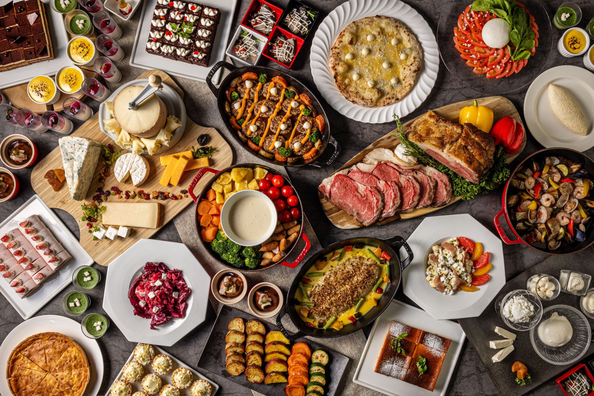 【新宿プリンスホテル】昨年超えの13種チーズとサステナブルな新メニューで贈る、心温まる冬の美食体験「ディナーブッフェ ビストロ×とろけるチーズ」を販売