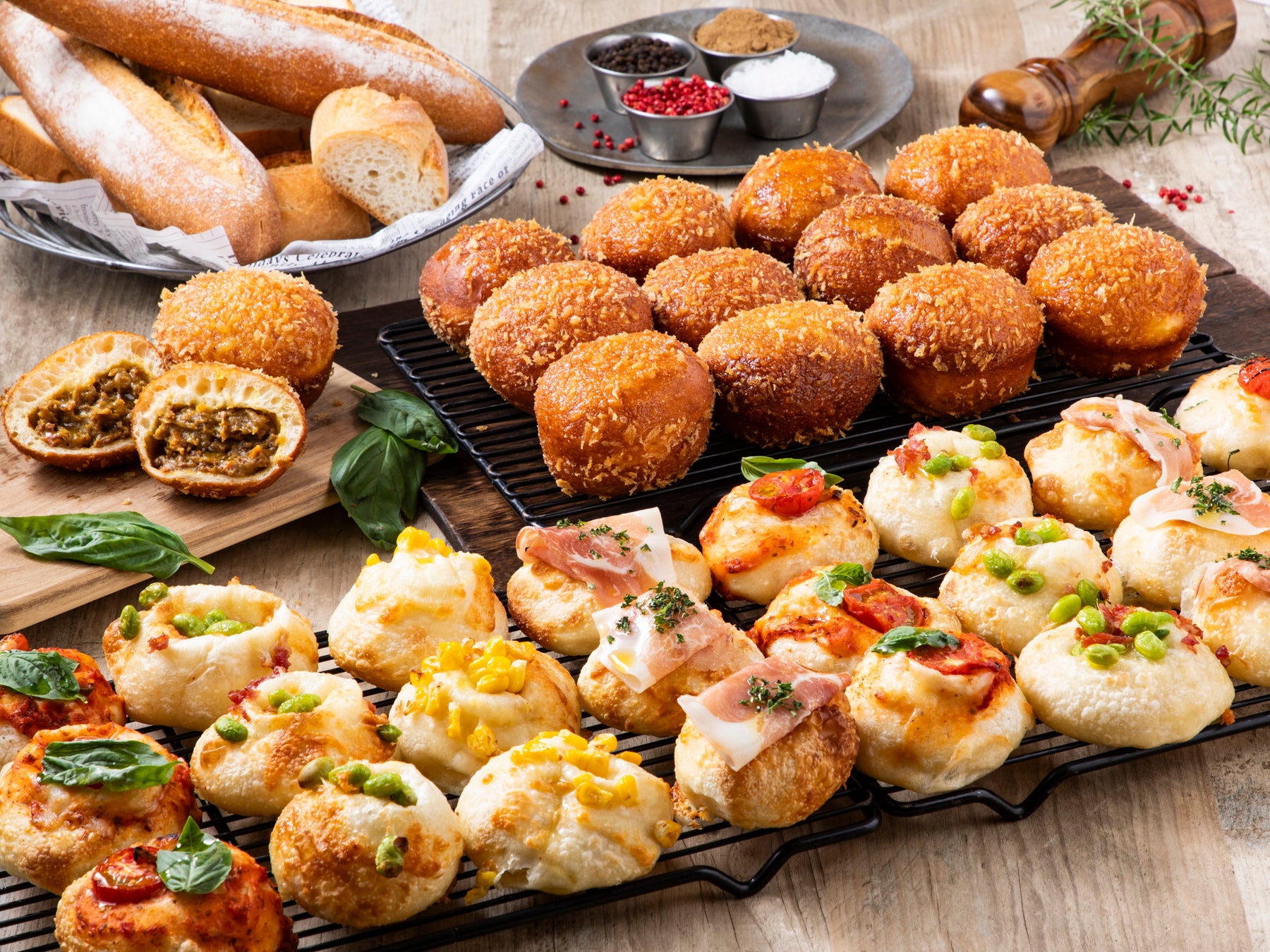 食べログHOTレストラン2025受賞！行列必至の「茶屋町ファクトリーカフェ」500℃の石窯で焼き上げる！もちもち食感の「焼き立てベーグルフォカッチャ」が10/15よりランチのパンビュッフェに新登場！