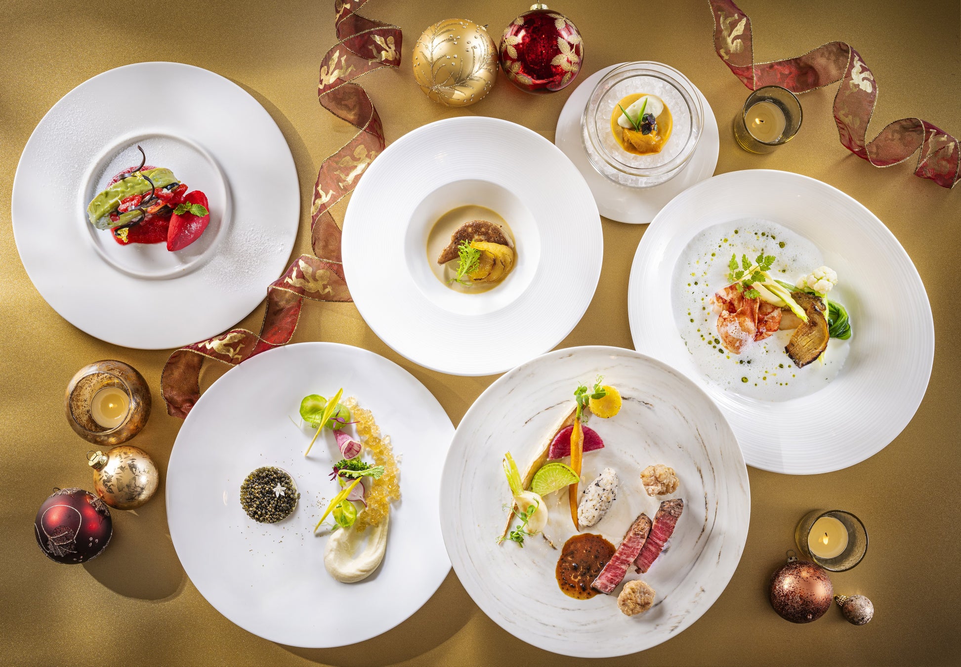 【クア・アイナ】燻製がアクセントの大人気チーズバーガー燻製づくしの『スモーク モントレージャックチーズ ベーコン バーガー』に新作チキンバーガーとサンドウィッチが加わり、今年は3種で展開!!