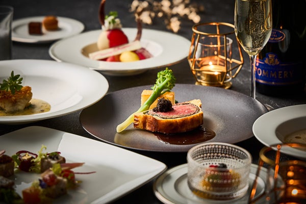 ザ ストリングス 表参道、クリスマスイルミネーションディナーコース ご予約開始 ~煌びやかな表参道イルミネーションを一望しながら過ごすロマンティックなクリスマス~