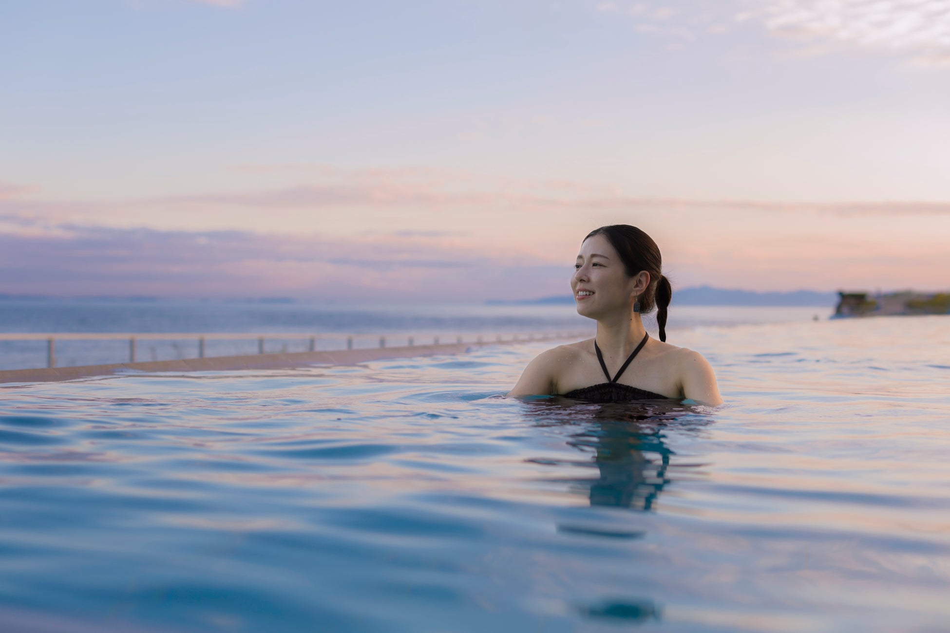 「明星 日本相撲協会監修 鶏塩ちゃんこ味うどん / 味噌ちゃんこ味ラーメン」 2025年11月3日(月) 新発売