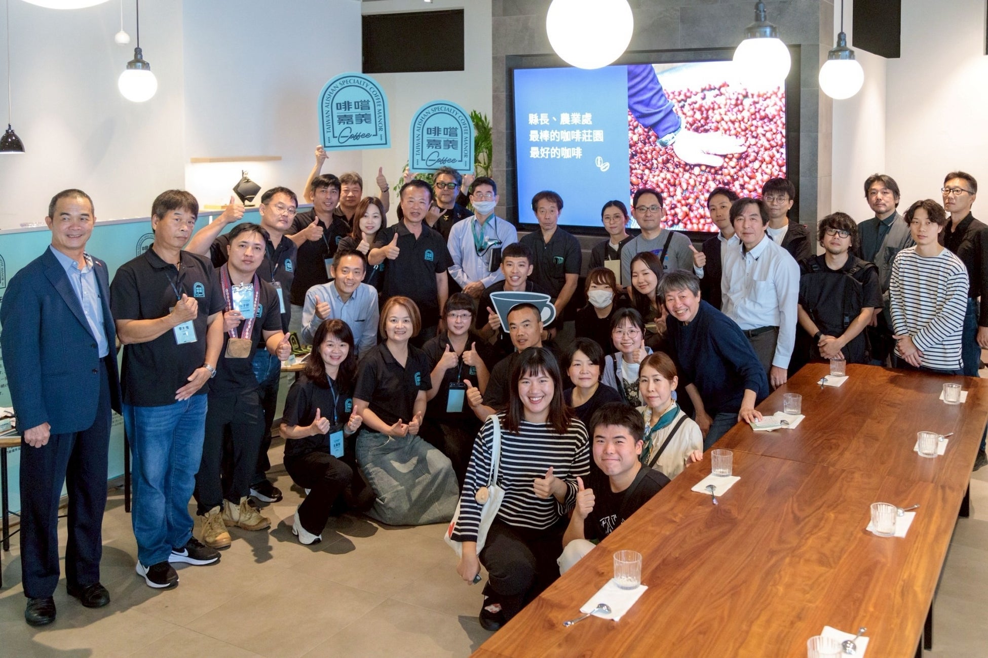 ハロウィンにぴったりの２色のスワールカップアイス「MOW Special スウィートポテト＆パンプキン」を数量限定で新発売！上品な味わいの「九州産紫芋」と濃厚な甘みの「えびすかぼちゃ」を使用