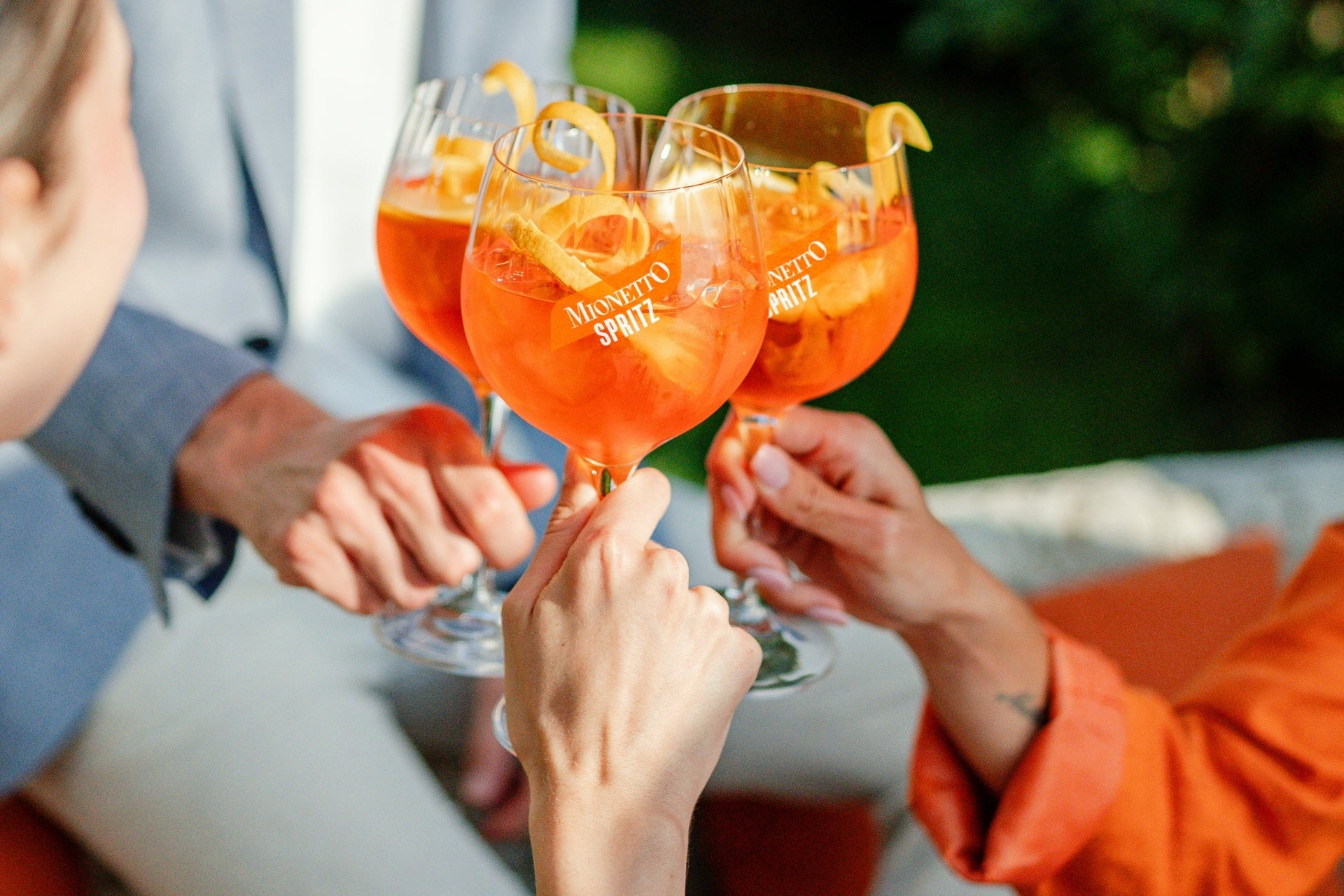 「スターバックス ティー & カフェ」のウィンターシーズン第一弾11月1日からスタート　冬の定番「ジョイフルメドレー」を主役にしたRedとWhiteのティービバレッジが順次登場