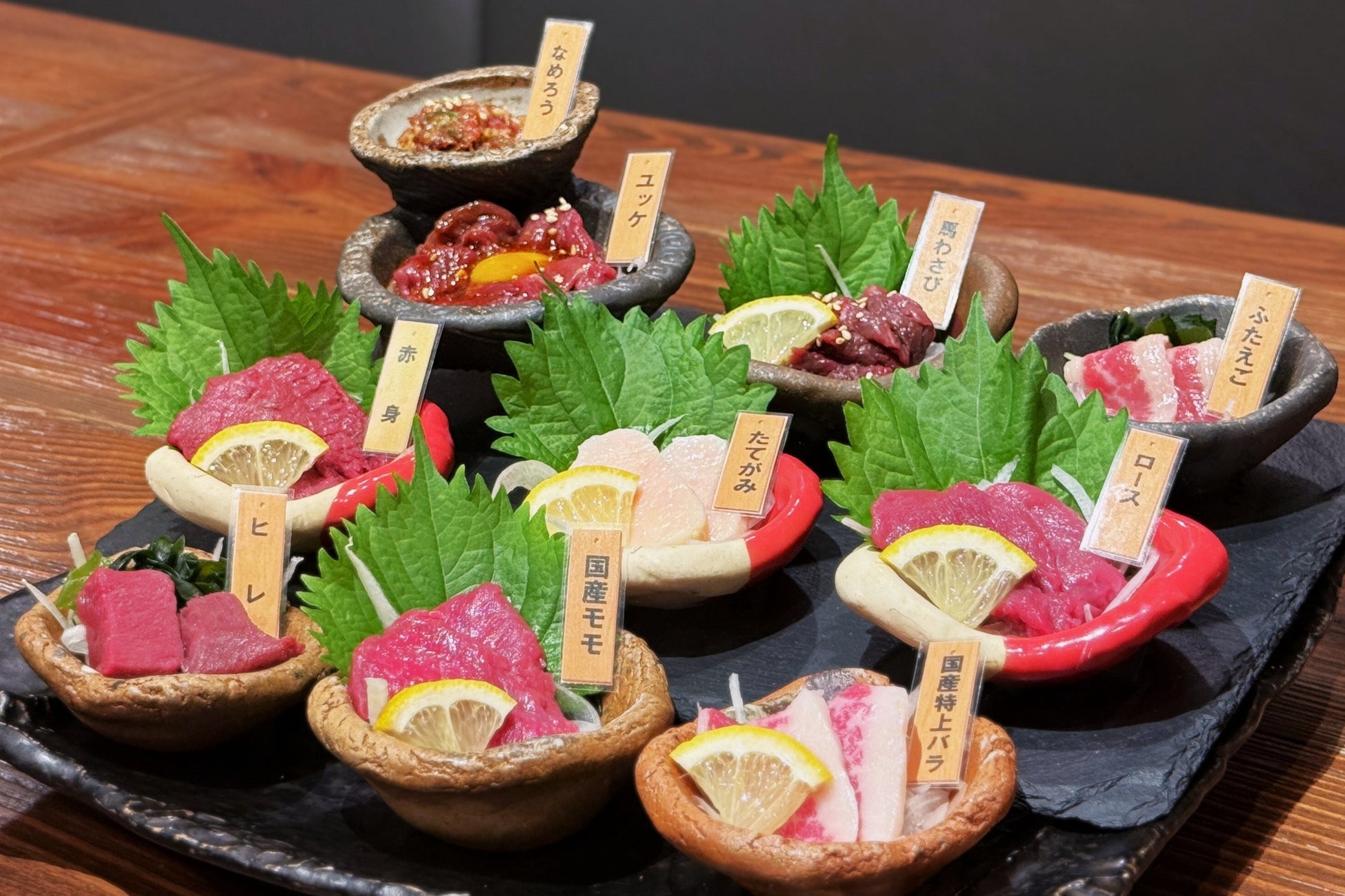馬肉の魅力を一皿で味わえる！純国産を含む「馬刺し10種 豪華盛り」が新登場！【大衆馬肉酒場 馬王 十三店】