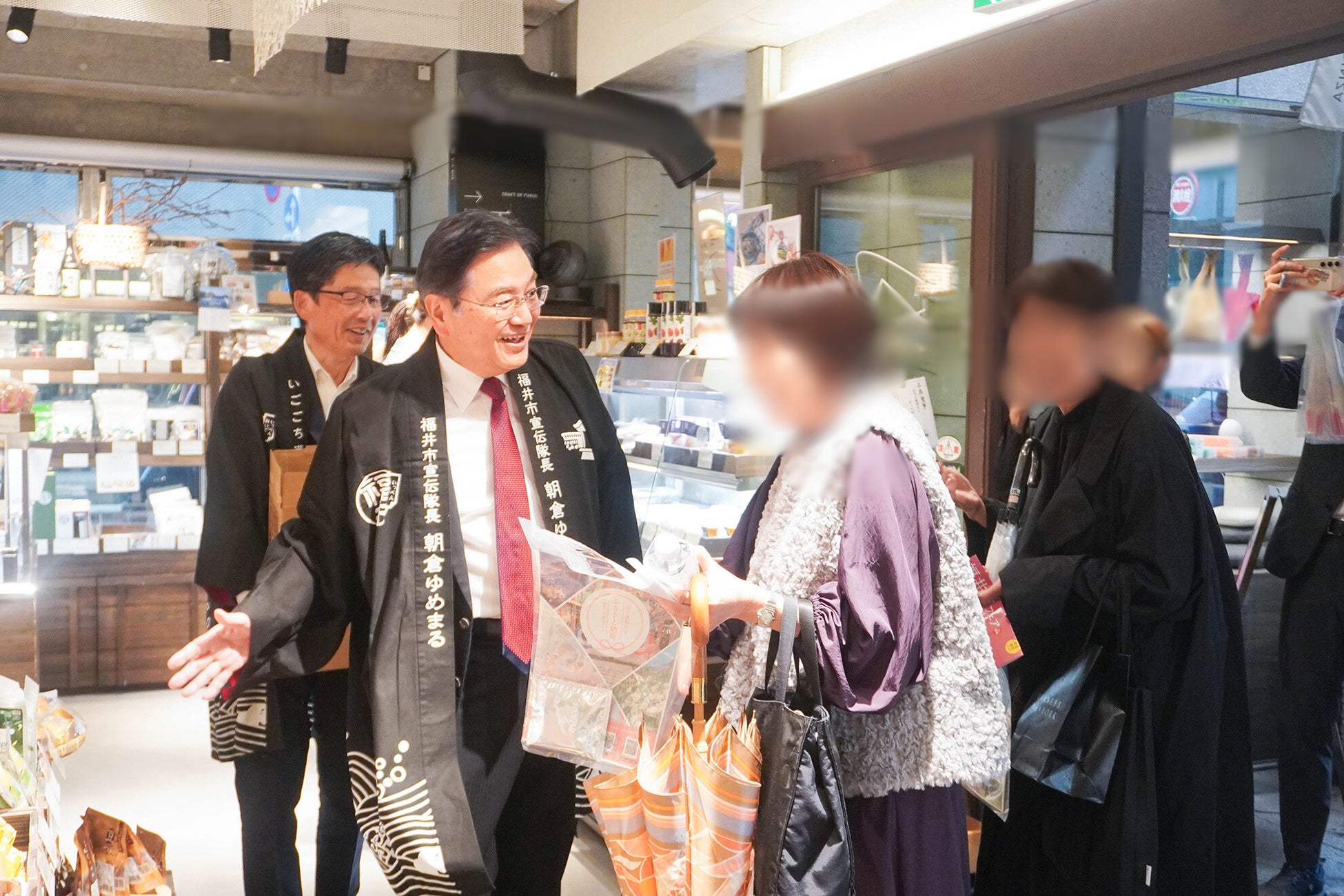 オリジナルのドット柄トートバッグにチョコレートや焼き菓子を詰め合わせたセット！ゴディバ「2025 ブラックフライデー ハッピーバッグ」