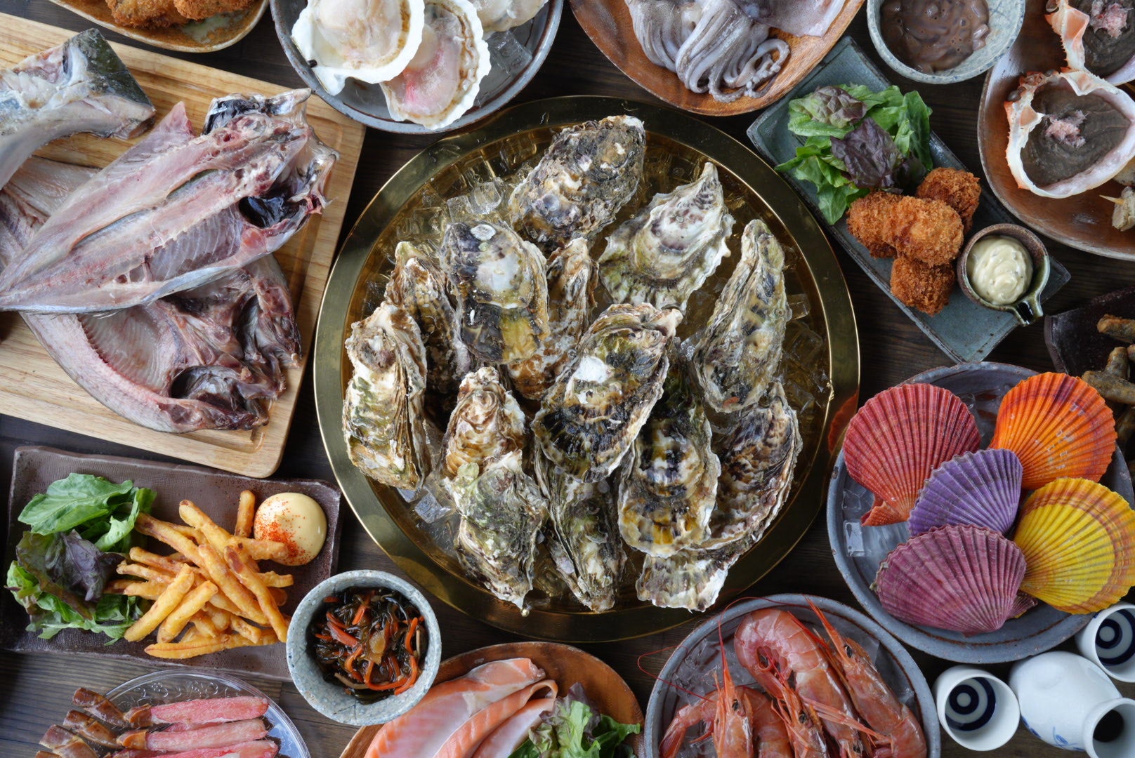 【外食に関する調査】昼食時に外食した人の1回当たりの支出額は「800~1,000円未満」、夕食時は「2,000~3,000円未満」がボリュームゾーン。昼食では2021年以降、1,000円以上が増加