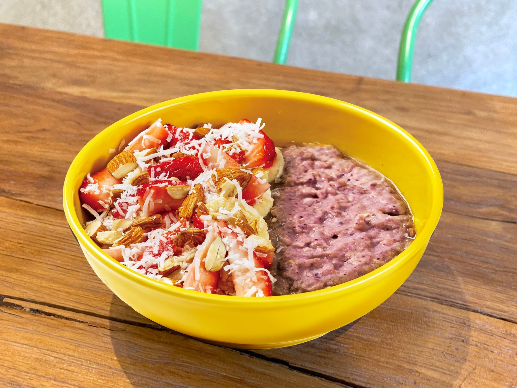 アサイーボウルを冬でもおいしく召し上がれ！ホットで楽しむ「オートミールボウル」が好評！