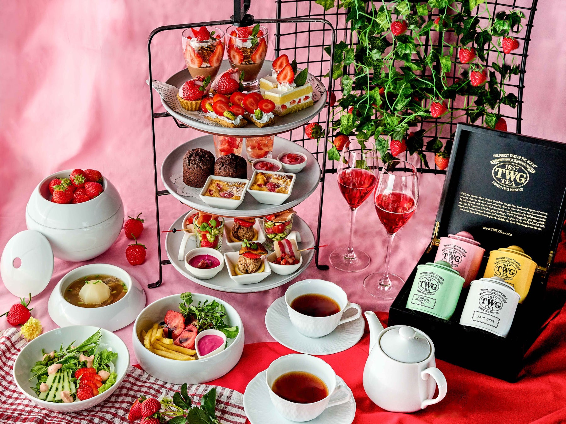 上品に煌めくロゼと雪のホワイトが織りなすロマンティックなクリスマスパフェが新登場『ロゼスパークル・ホワイトクリスマスパフェ』