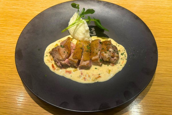 マザームーンカフェ自慢の「バターミルクフライドチキン」と、手作りの「オリジナルシュトーレン」で特別なクリスマスを！店舗限定クリスマスケーキ、早割・セット割も実施