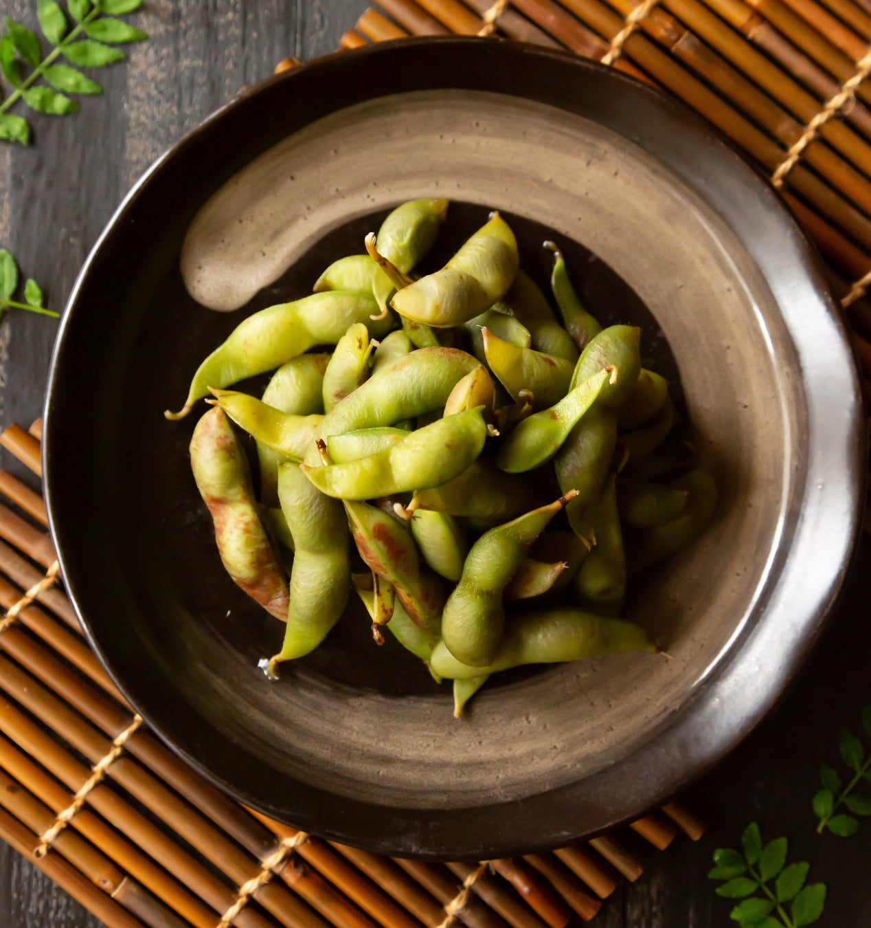 「カカオハナレ」 ×「 umami nuts」和と洋が響き合う、新たな“旨み”のかたち。カカオニブと黒糖が織りなす、豊かな余韻の豆菓子が誕生。