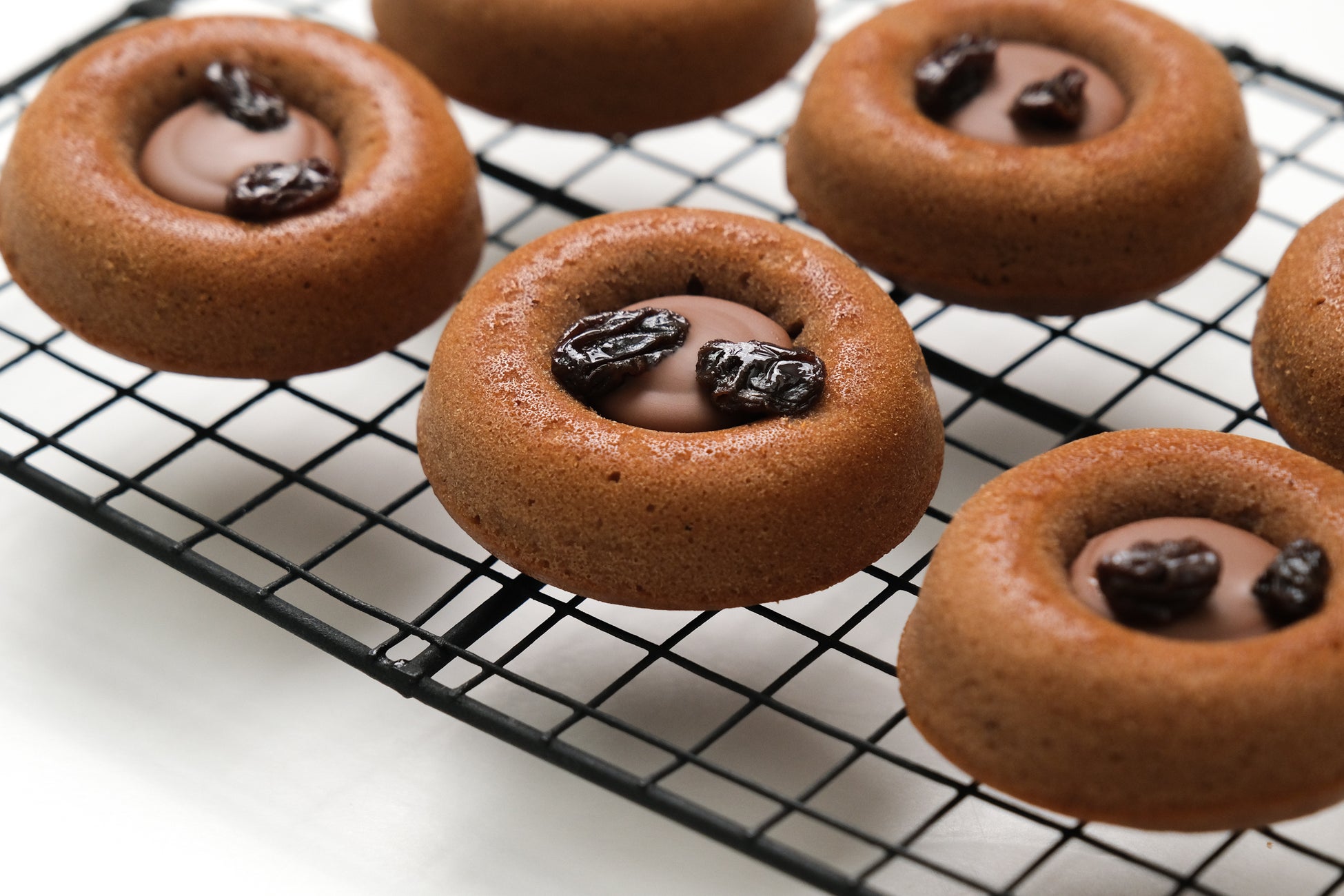 【着色料不使用】平飼い卵と自然素材でつくるやさしい甘さの『いちごメレンゲのかくれんぼショコラ』をスナックミーオンラインストアで期間限定発売