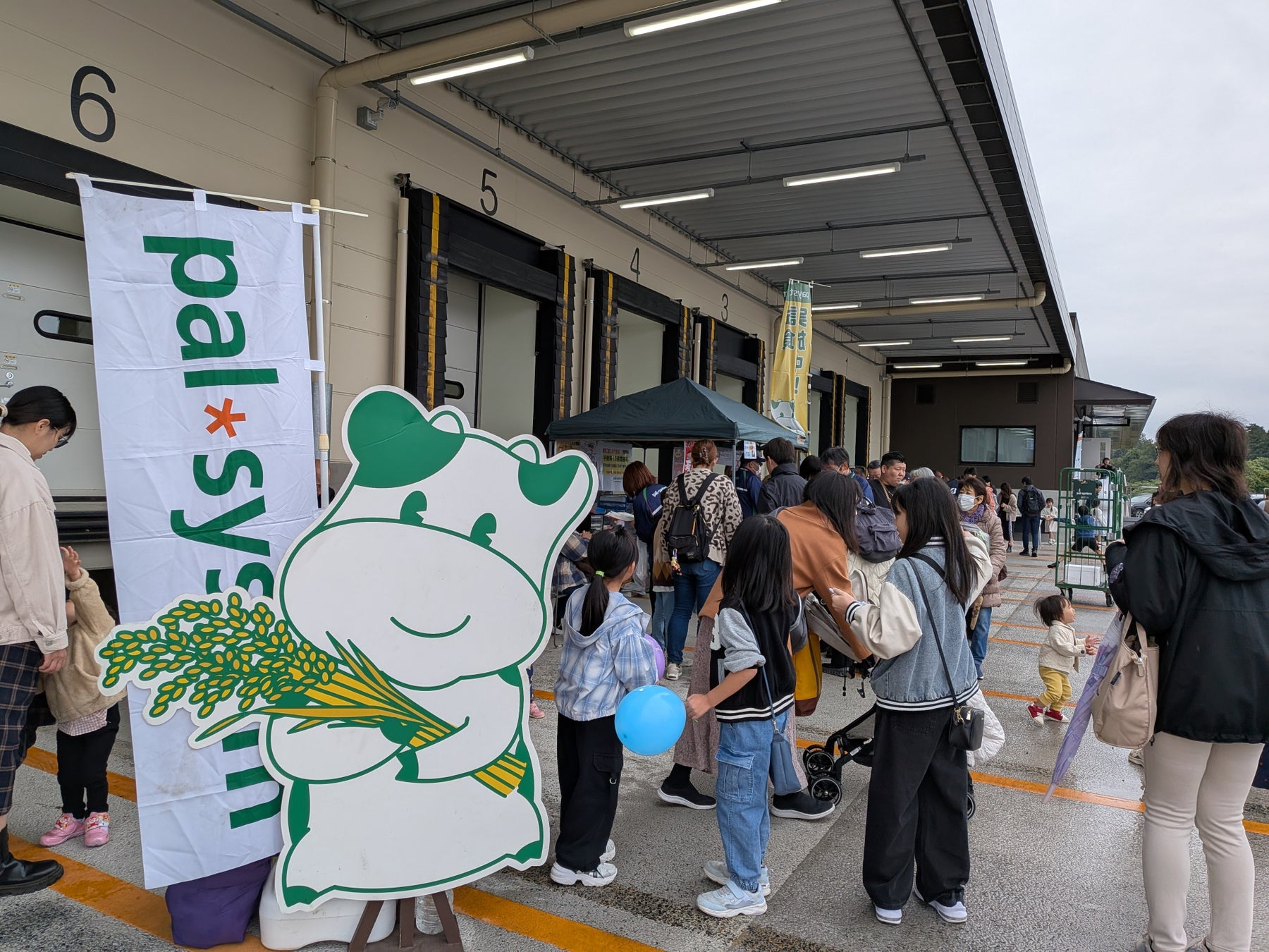 雪印コーヒー『甘さですべてを受け流せ。』プロジェクト、大阪篇始動「雪印コーヒー」の妖精“コーヒィ勝山”　関西初！大阪・道頓堀 大型広告「迫りすぎて受け流せないコーヒィ勝山」を掲出