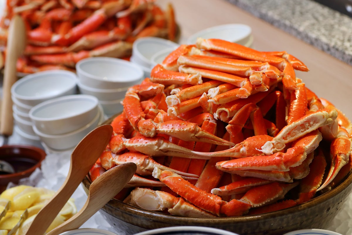 開業15周年を祝う、ザ・キャピトルホテル 東急のクリスマス装飾と特別メニュー。“赤”や“リボン”をテーマにした館内装飾と、豪華なクリスマスコースが登場