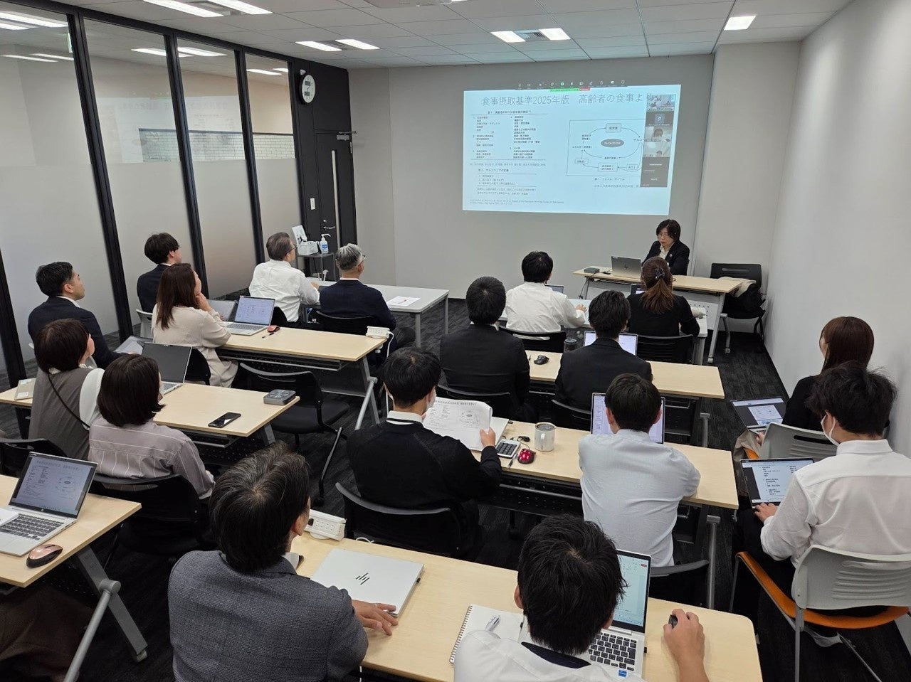 【鳥羽国際ホテル】サンタクロースやトナカイ、ツリーなど勢ぞろい! ~自分へのご褒美“クリスマスアフタヌーンティー”~