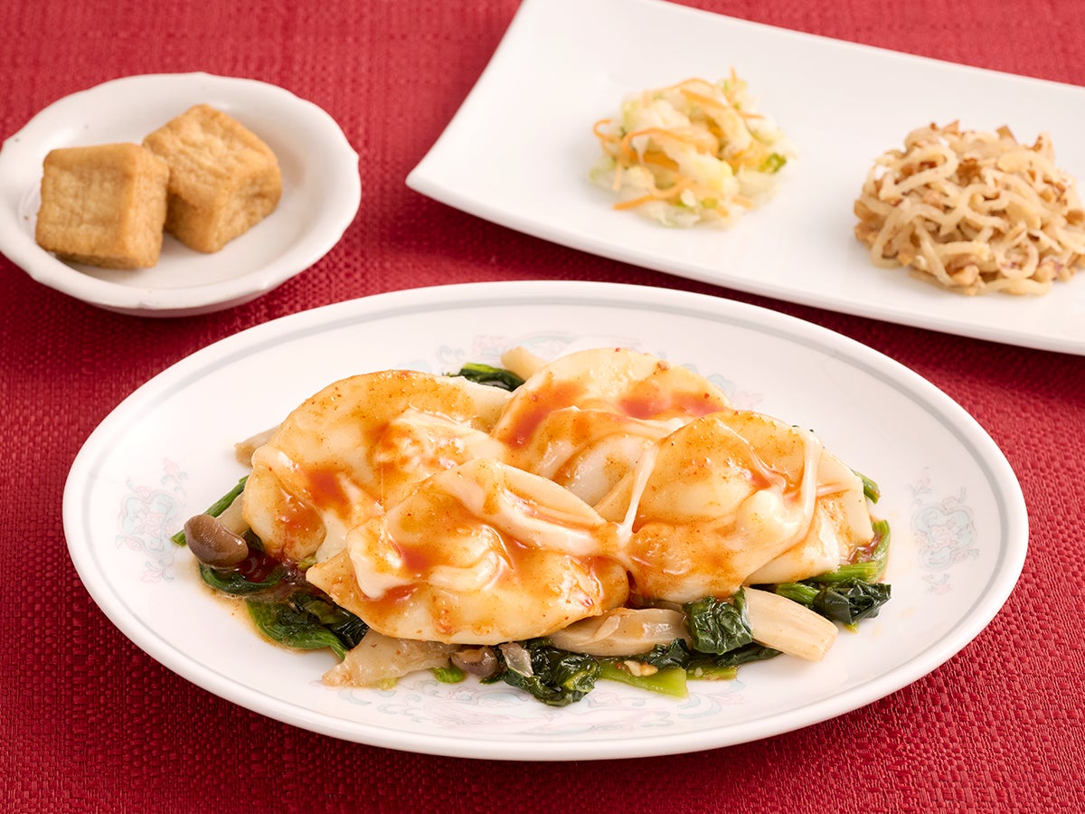 シャンパングラスに入ったラグジュアリーパフェで、バーのようなひとときを 夜だけの特別デザート いちごと洋梨が主役の『パルフェ ルージュ・エ・ブラン』登場