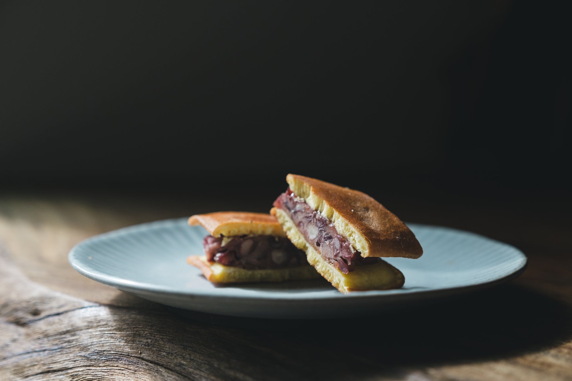 【冬の新商品】ザクッと、しっとり。ホワイトチョコレートのナッツケーキ｜ センスが光る褒められ手土産にも！ ナッツ菓子caica「ショコラホワイトケーキ〈ベリー〉」登場