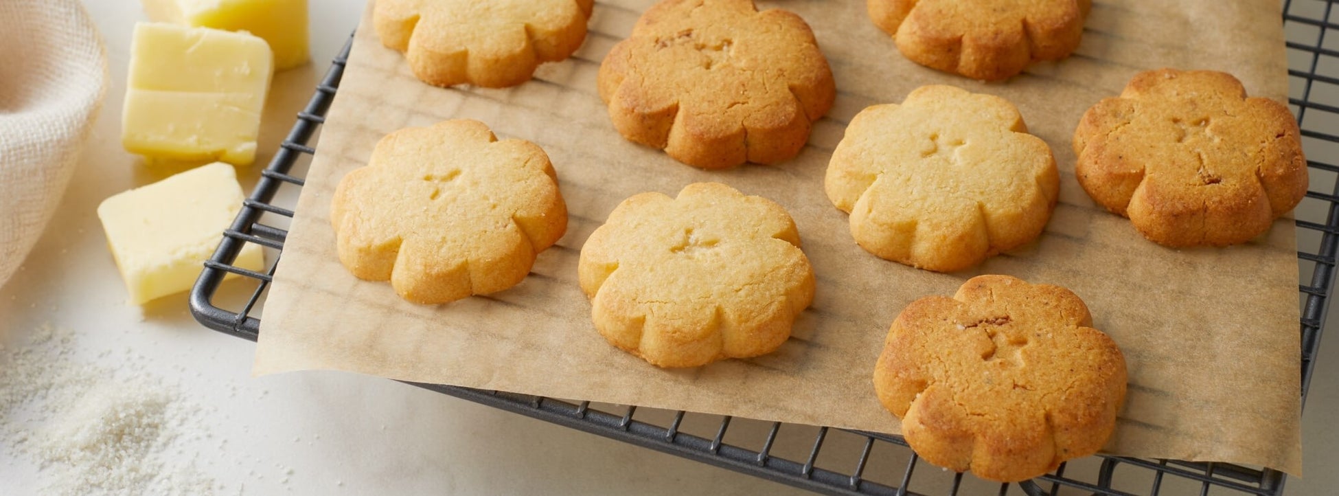 【銀座 松﨑煎餅】クリスマスの贈り物に…冬を彩る限定の瓦せんべいセット、『クリスマス三味胴』『クリスマス暦』登場
