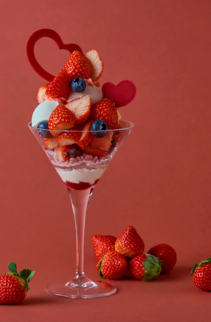 【リーガロイヤルホテル大阪】期間限定！心ときめくいちごをぎゅっと詰め込んだ「ロイヤル ストロベリーパフェ」