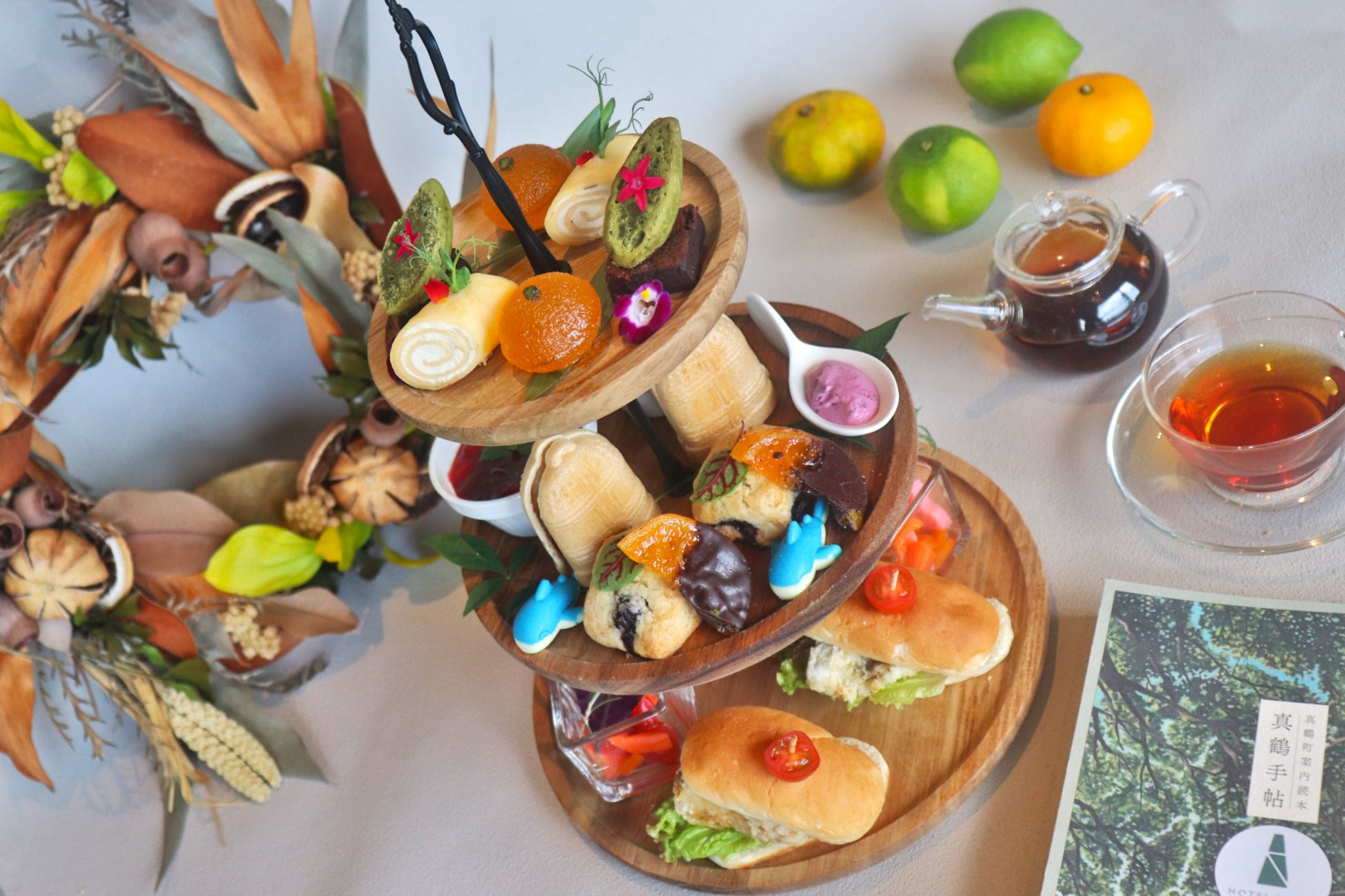 2025年11月21日(金)より「Curious George Kitchen」にて、クリスマスにぴったりのさまざまなモチーフをあしらったブッシュ・ド・ノエルと、アートが選べるオレに限定デザインが登場