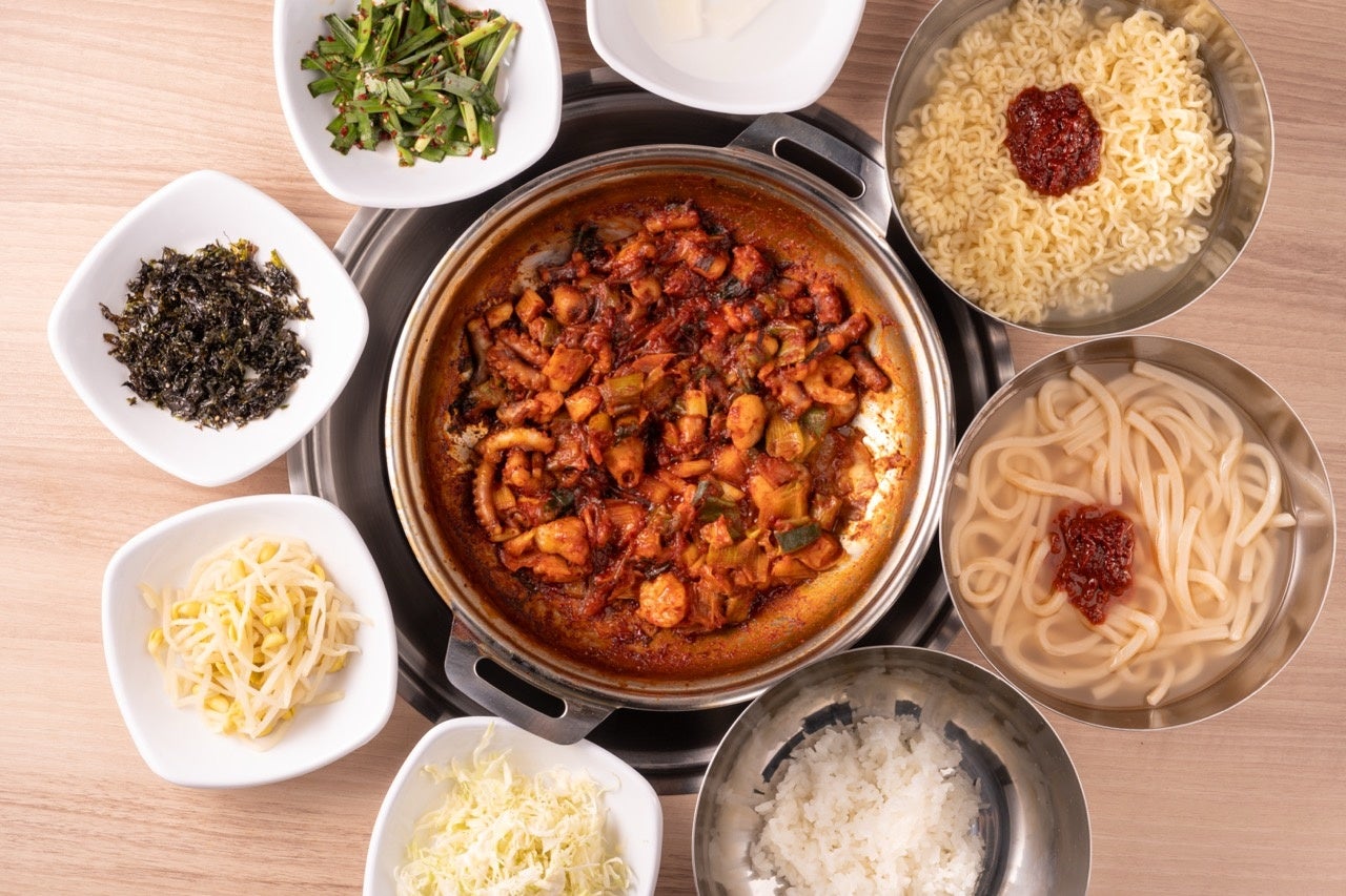 【サンマルクカフェ福袋2026】チョコクロチャーム付きタンブラーやチョコクロの刺繍入りポーチなどオリジナルアイテムが入った福袋が12月26日(金)より販売!