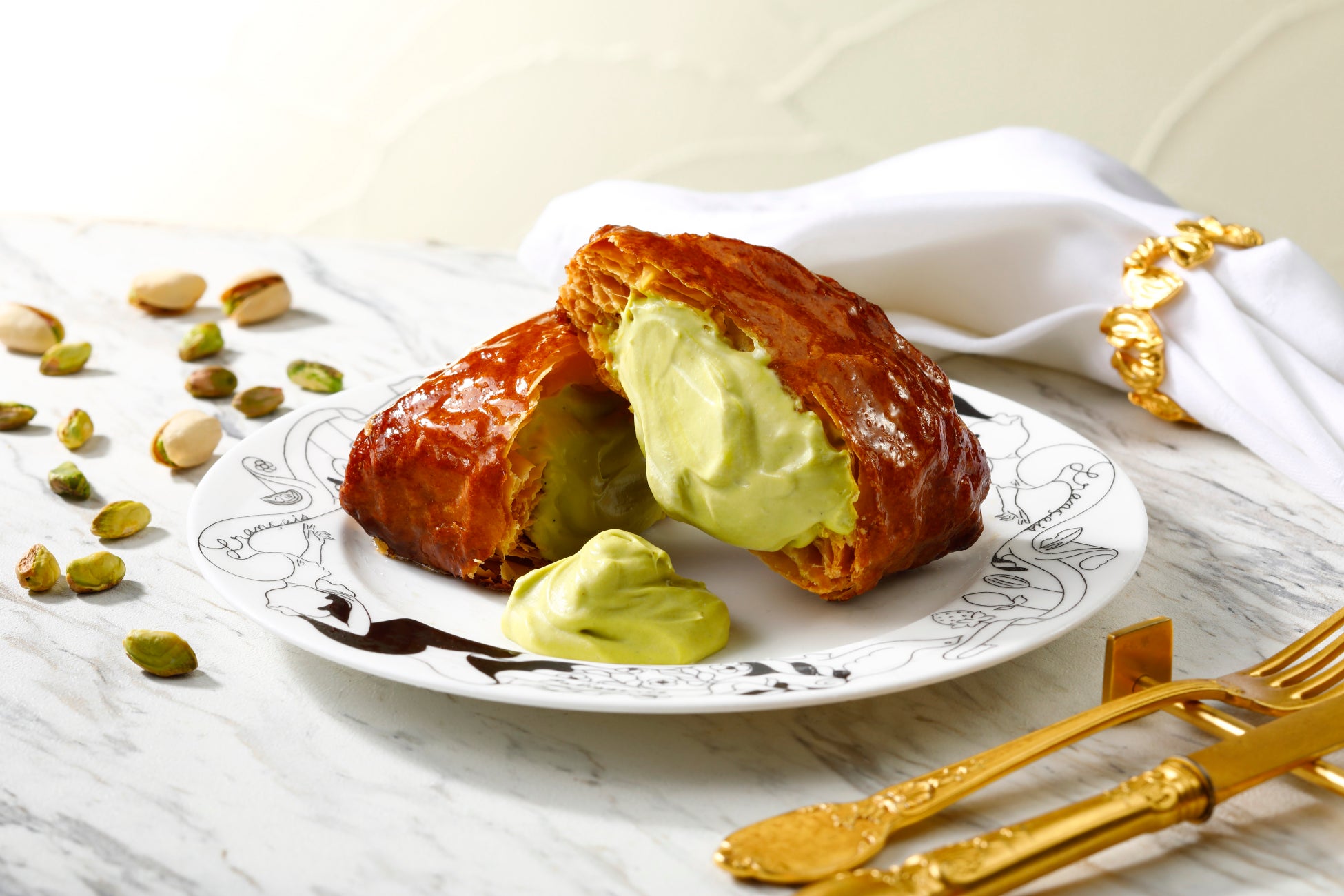 RIGOLETTO(リゴレット)、DAZZLE(ダズル)などを運営する株式会社HUGEが口コミデータを活用し、「人が主役」のレストラン経営を強化する事例を公開