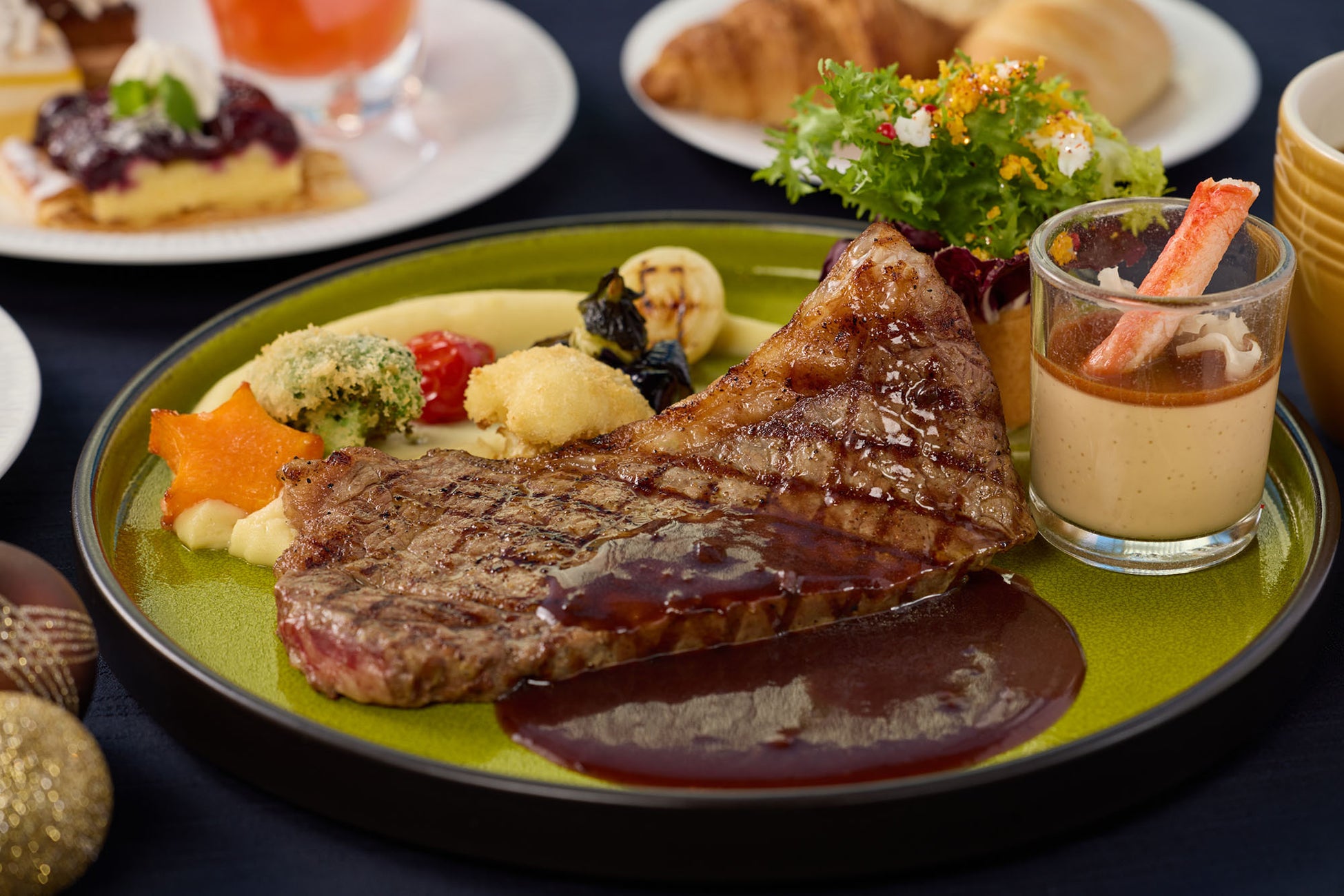 【HUGEのブラックフライデー】物価高のいまこそ“プチ贅沢”。累計20万食突破の“飲めるフワとろフレンチトースト”が限定セットで登場。あんバターフィナンシェと味わう、今年だけの贅沢スイーツを。