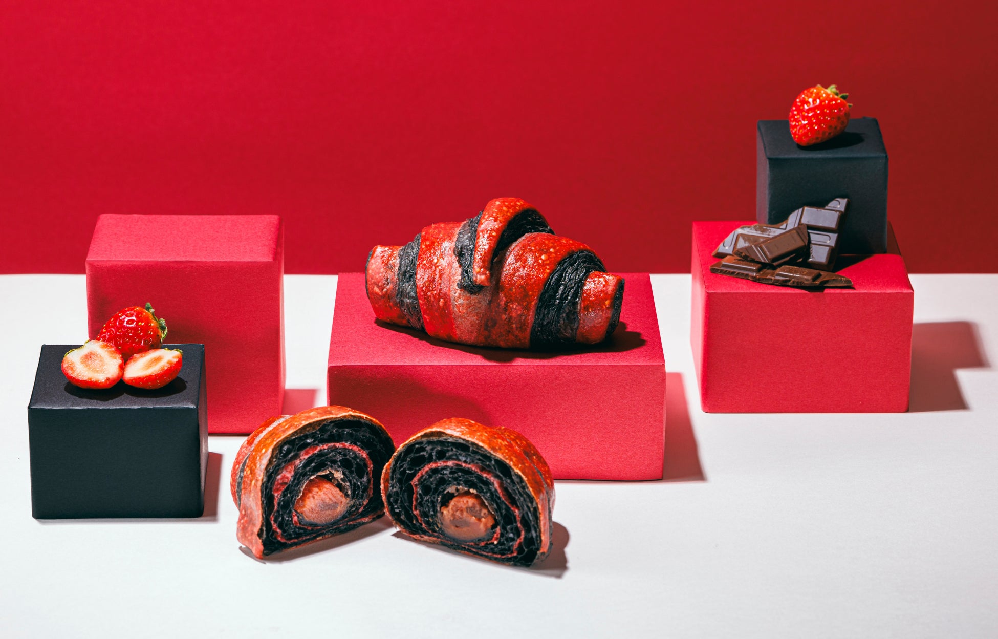 “初の果汁入り(※1)ホイップ”の白とピンクがかわいい「生 チョコパイ」登場！『生 チョコパイ＜ストロベリー＞』2025年12月1日(月)より全国スーパー・ドラッグストアにて発売