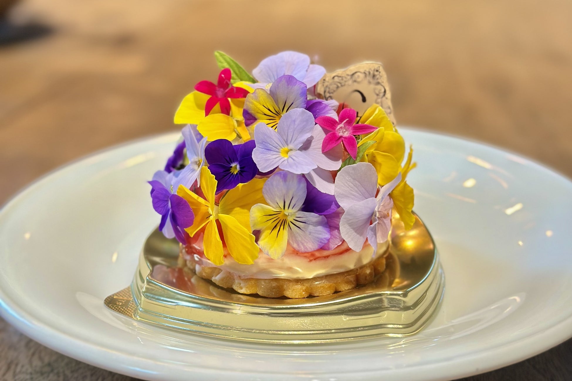 10種類のフルーツとの組み合わせで楽しむ「ストロベリー・アフタヌーンティー」を提供