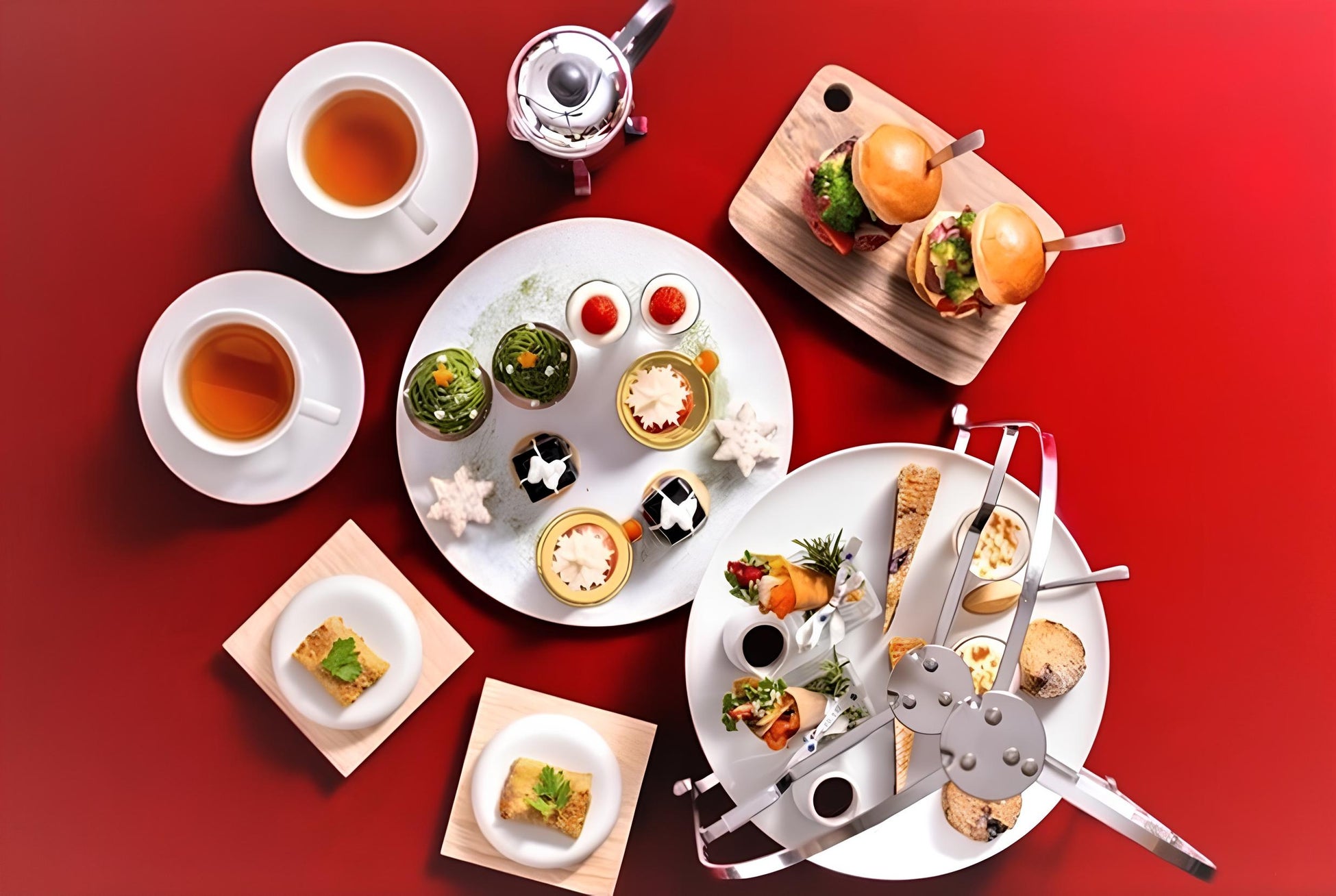 【シェラトン都ホテル東京】苺とショコラ、季節の主役が揃い踏み　華やかスイーツと彩り豊かなセイボリーの贅沢なアフタヌーンティー