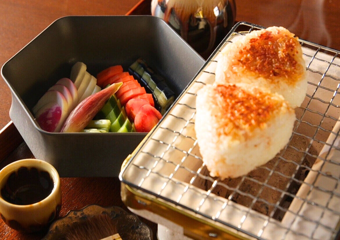 【はま寿司】今だけ100円(税込110円)の「厳選まぐろ中とろ」がテーブル一面並んだ様子に、心躍る川口春奈さん♪~12月2日(火)から新TVCMを放映~