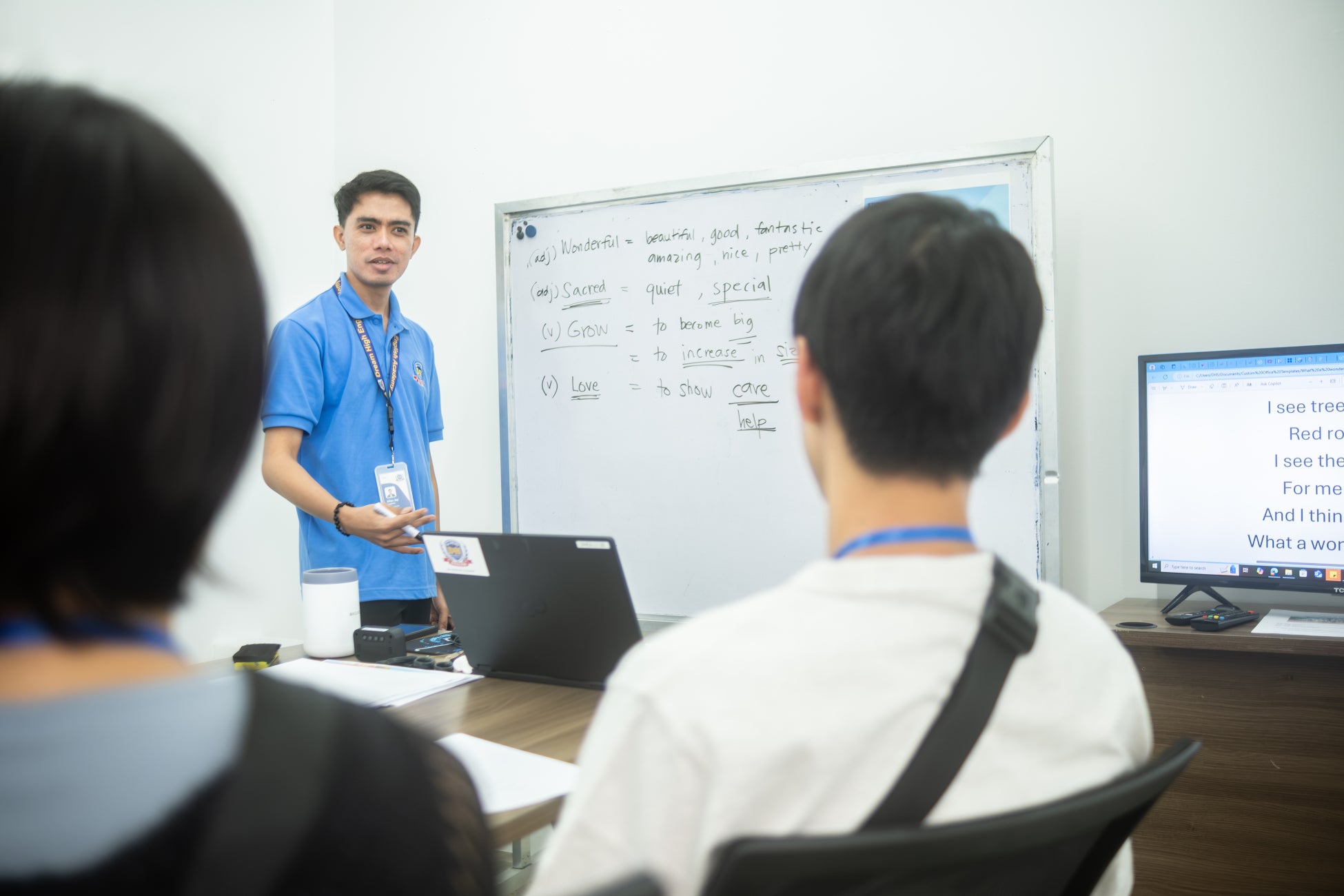 年末の歓談シーズンに向けた”新しい乾杯文化”を。HUGE×@aroma共同開発 「“飲める”アロマオイル 0%ジントニック」が12月5日より12店舗のレストランにて提供開始!
