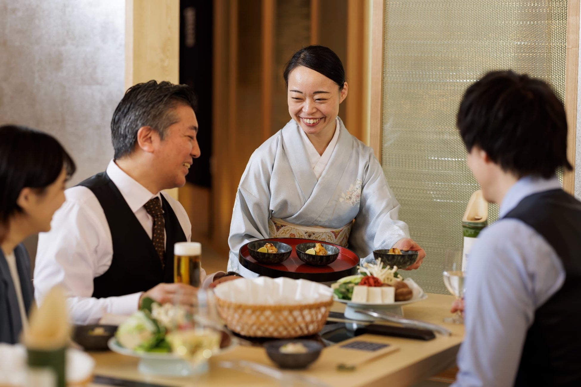 忘年会シーズン到来!幹事の7割が「店選び疲れ」、40・50代で負担が深刻化?開催を希望する場所2位は”オフィス飲み”!