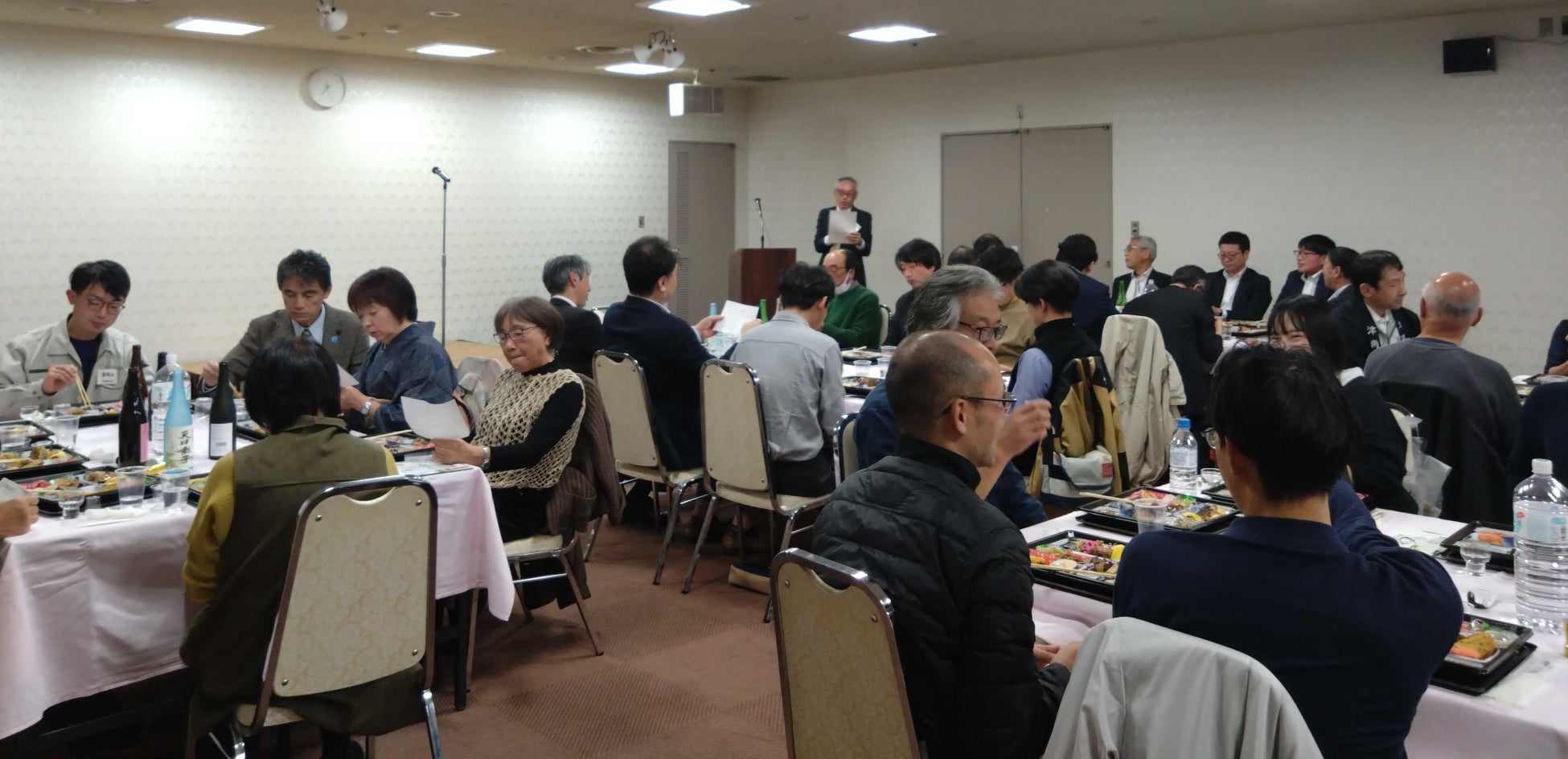 冬向けに、いつもよりちょっと贅沢な濃いガリガリ君! みかん果汁44%使用の本格的な美味しさ! みかんの皮で作るガリガリ君アートも赤城乳業公式SNSでお楽しみください♪ 「大人なガリガリ君濃いみかん」