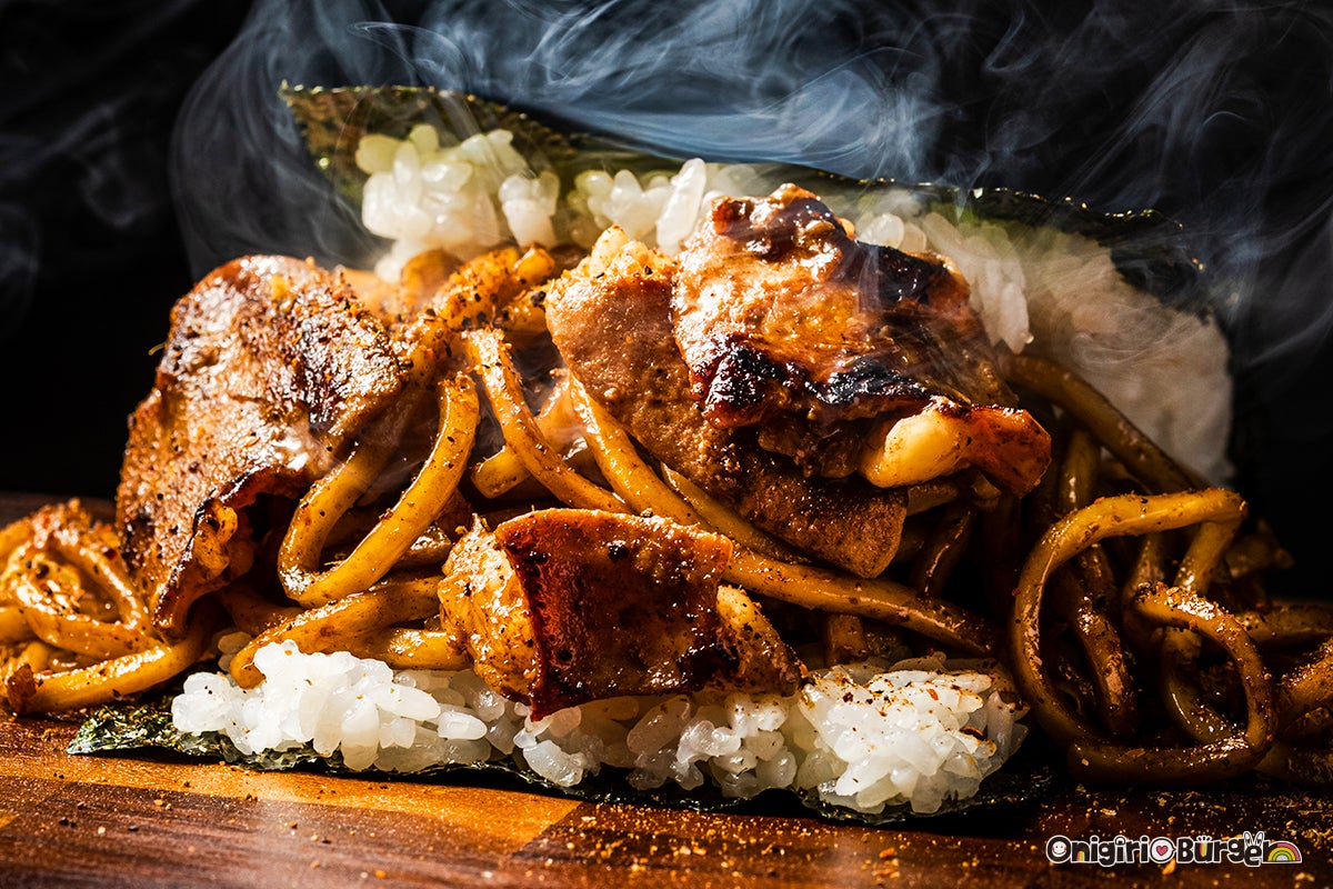 関西国際空港『OnigiriBurger』2周年記念！神戸のソウルフード「そばめし」神戸牛おにぎりバーガーが期間限定で登場！