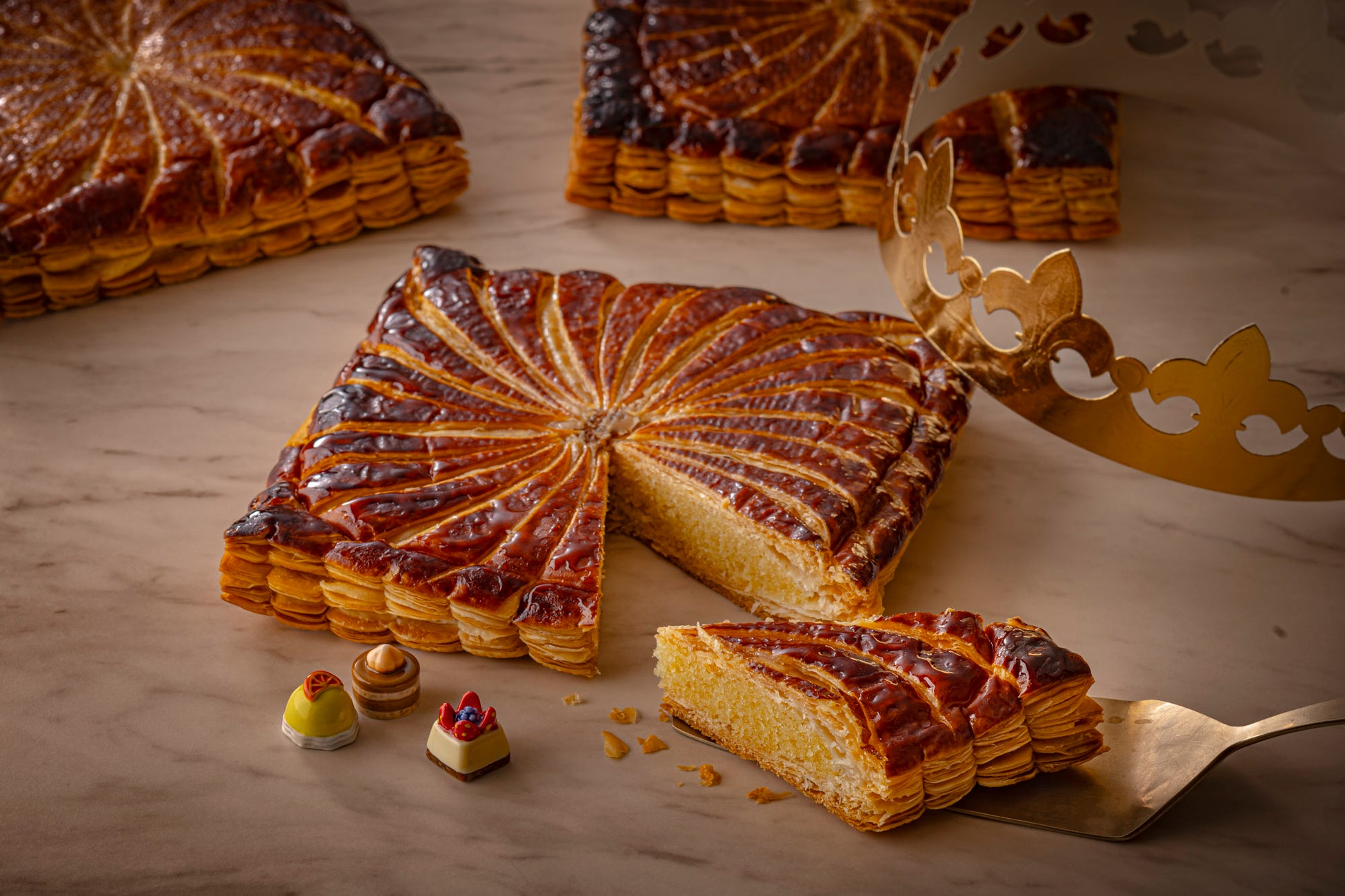 新年の幸運を呼ぶフランス菓子　ペストリーシェフ佐藤 浩一就任後 初の「ガレットデロワ」が登場　ユニークなスクエア型＆スイーツモチーフ全10種からランダム1種のフェーヴ付き