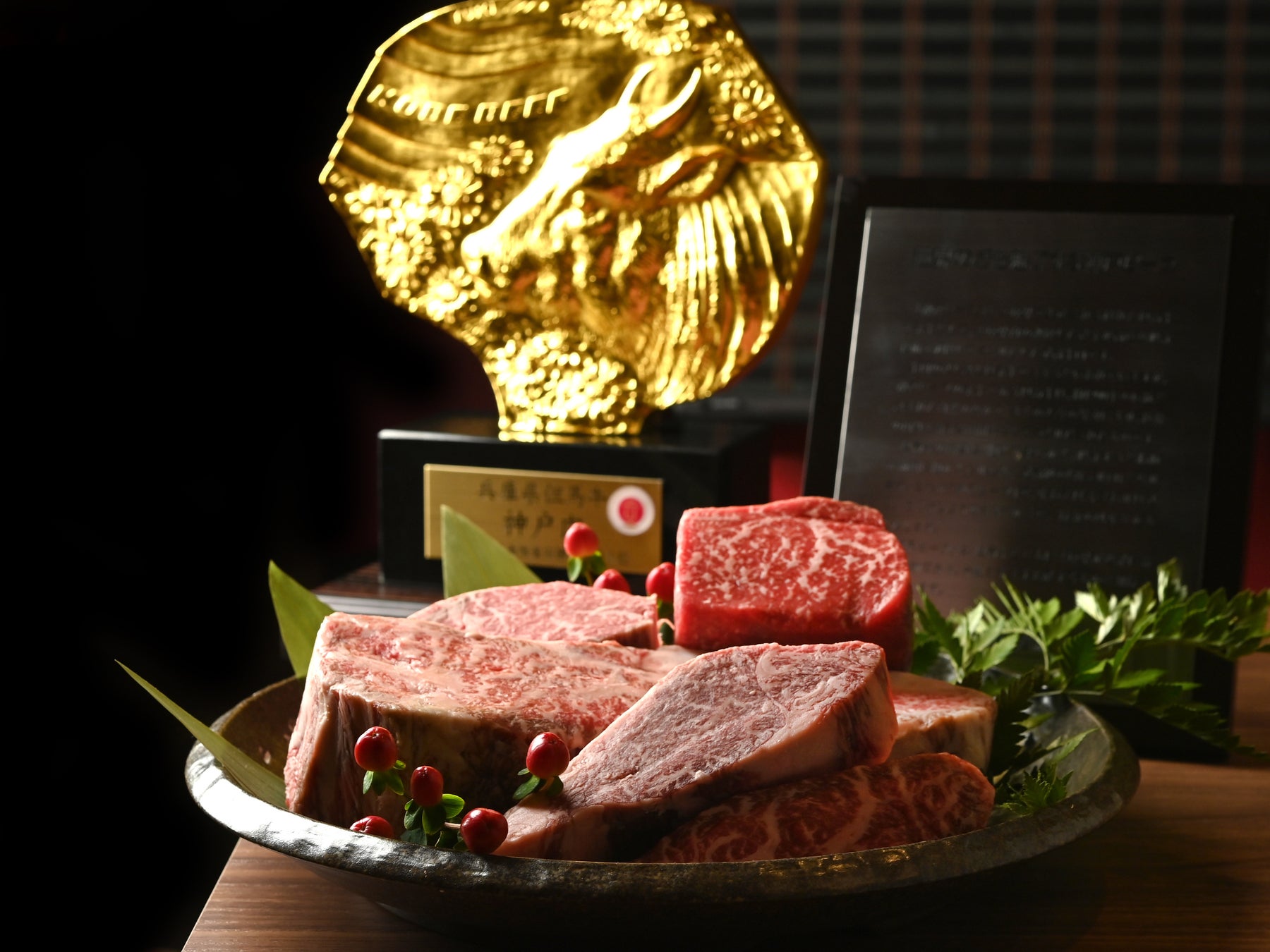 京都烏丸でシェフのパフォーマンスを見ながら流通協会認定の神戸牛を鉄板ステーキと生食許可店での安心安全な、牛肉の生食を召し上がれ