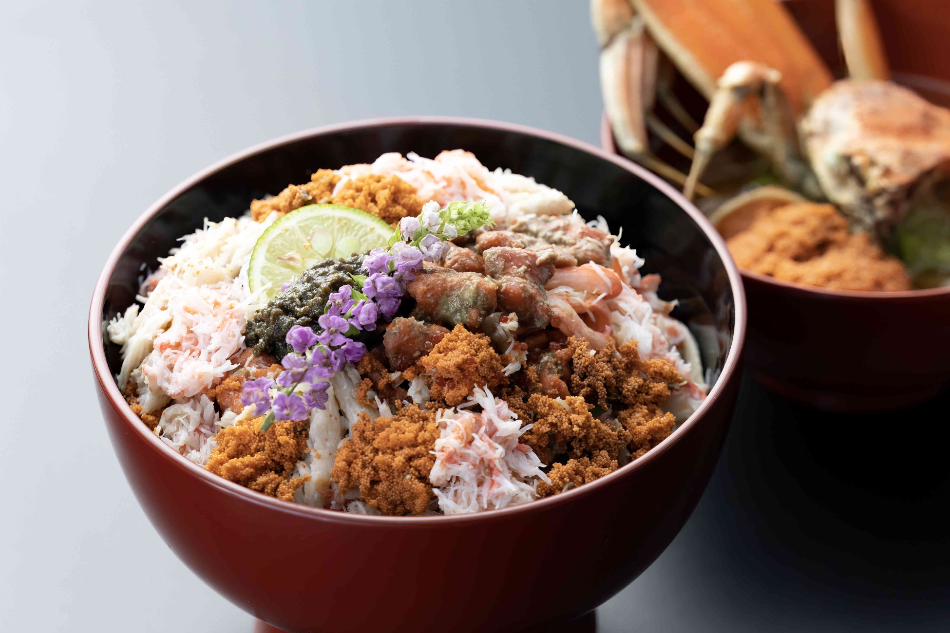 阪急うめだ本店12階「オールスターダイニング」に鳥取の蟹料理専門店「かにまつば」監修の“名物 ずわいがに丼”が登場