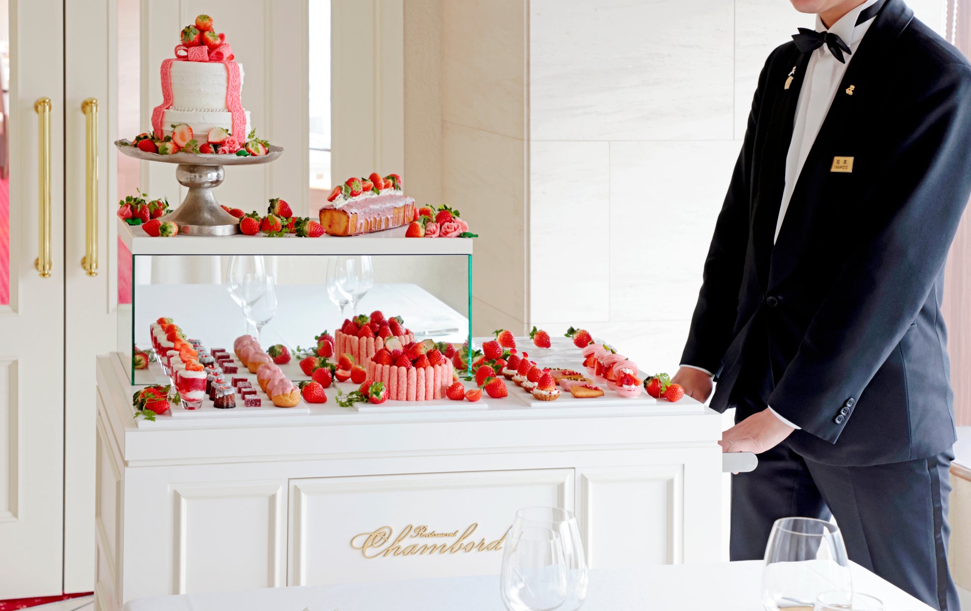 ストロベリーデザートや前菜と選べるメインを堪能するナイトビュッフェ、いちごを全メニューに使用したイタリアンコースが新登場　ラグジュアリーホテルのウィンター ストロベリーナイト