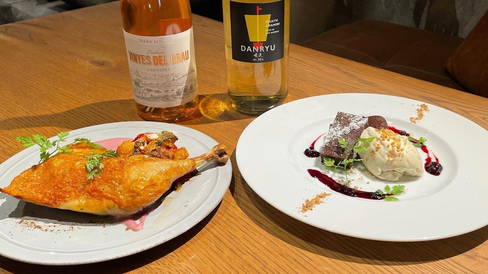 【BISTRO CHURA（ビストロちゅら）】特別なクリスマスをお届け　冬限定メニュー「沖縄県久米島産赤鶏の骨付きローストチキン」と「ガトーショコラ　泡盛暖流ペアリング付」が期間限定で新登場！