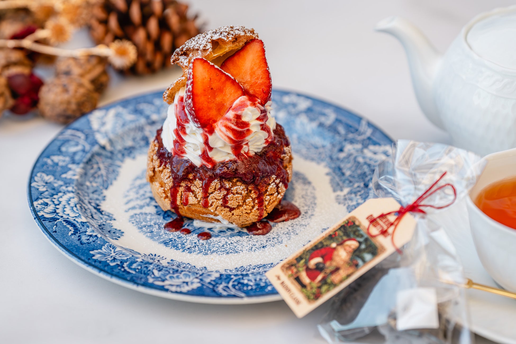 高輪ゲートウェイ駅を見おろす「MAISON CLASSIC SALON」、クリスマス期間限定でデザートセット『たっぷり苺のショートシュークリーム』を提供