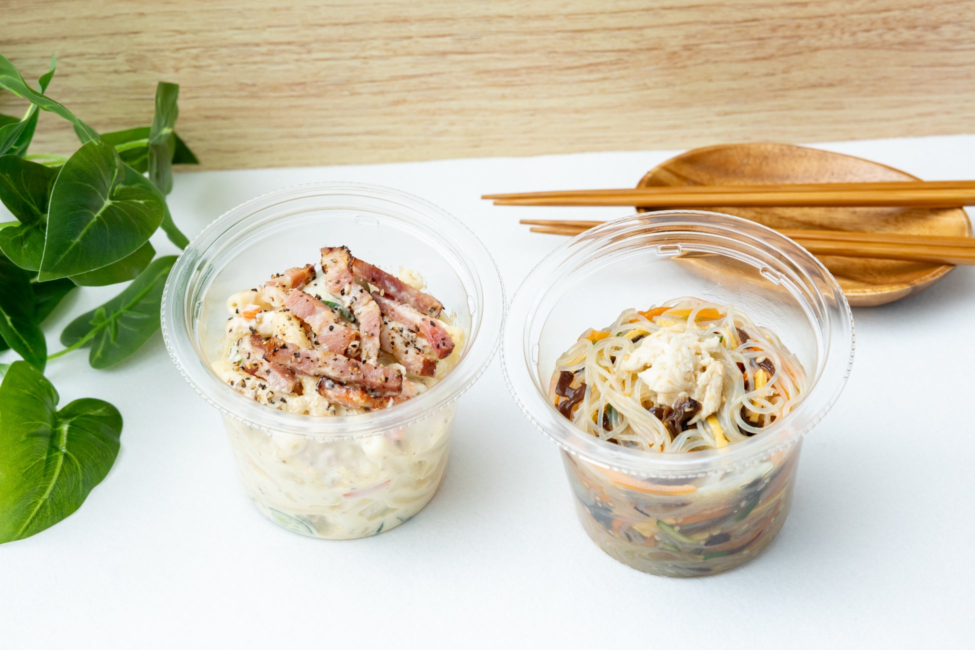 最大1.8倍の大容量カップデリ2商品を年末年始に向け期間限定発売「もりっもり ベーコンペッパー マカロニサラダ」と「もりっもり 5種具材のさっぱり春雨サラダ」が登場！