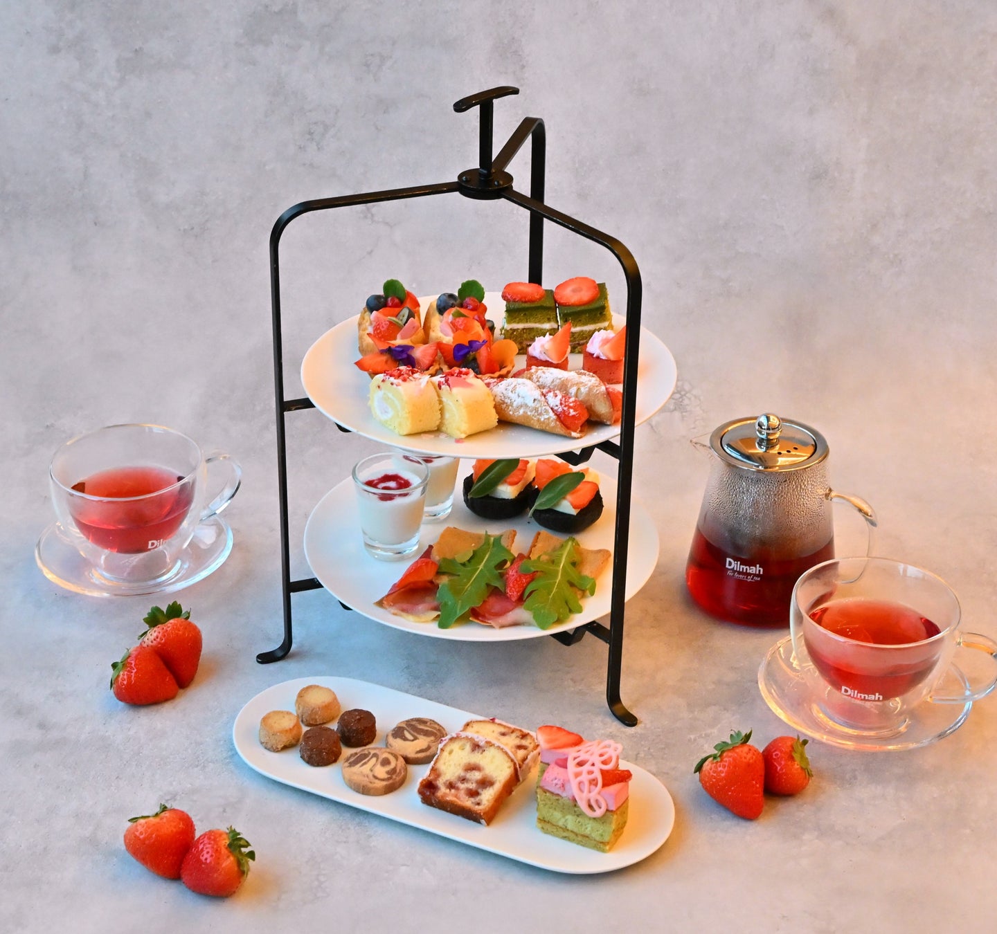 【東京駅限定】「東京ばにゃ奈」から『めでたいにゃボックス』誕生!年末年始限定の“鏡餅ポーズ”。しかも、オリジナルステッカー付