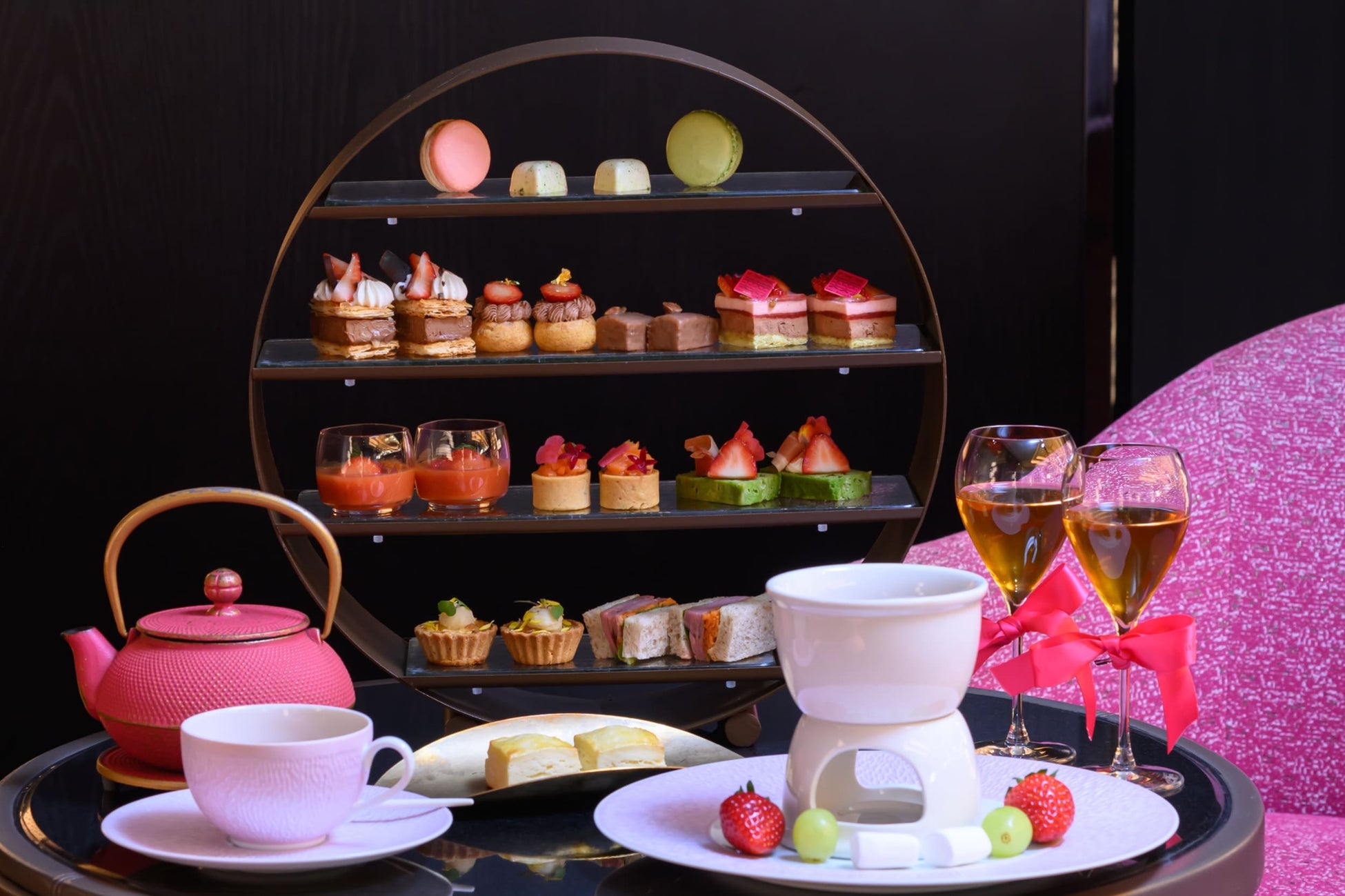 ＜フォションホテル京都のバレンタインウィーク＞2月1日から2月14日まで“あまおう×チョコレート”バレンタインアフタヌーンティー登場。バラエティー豊かなフレーバーのオリジナルチョコレートを販売。