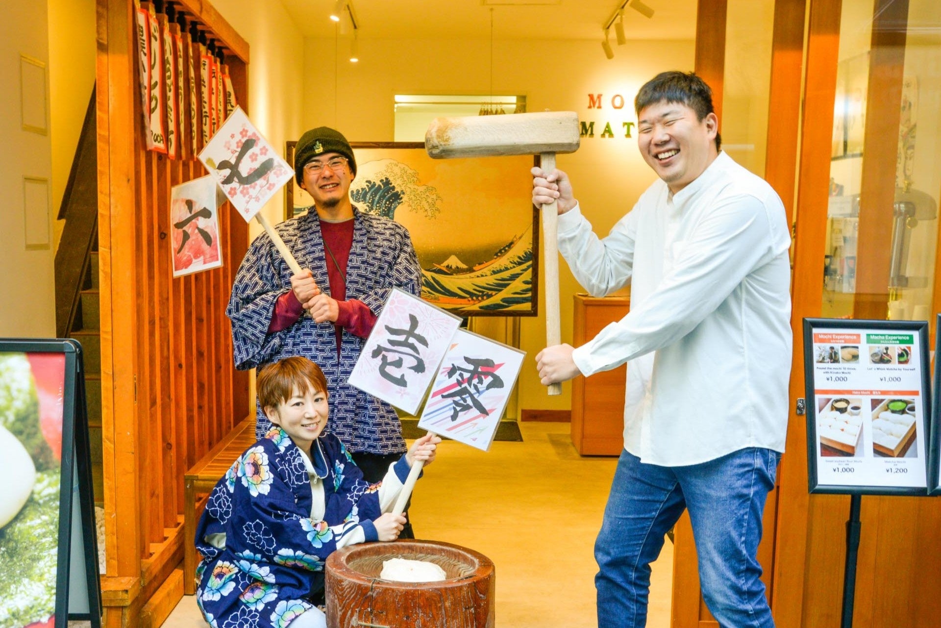 お正月は浅草でもちつき！ 10回ついて10の願いを叶えよう♪ 1/1（木）〜３（土）もちつき無料体験！！ 1/10（土）半兵衛もちの日『白いおしるこ』半額の550円【浅草のおもち専門店・餅屋半兵衛】