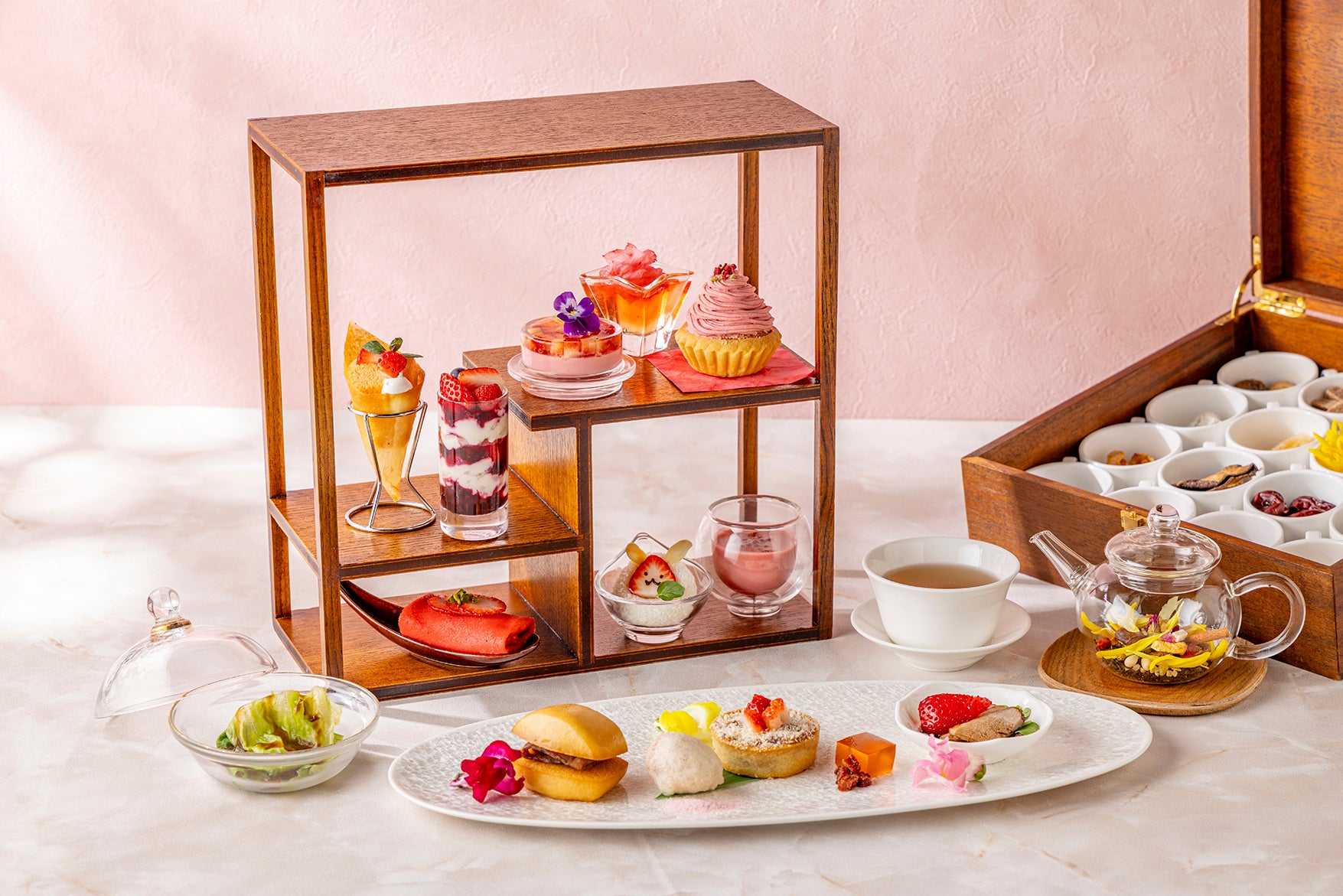 中国料理「チャイナシャドー」より、旬のいちごを纏った冬の新作メニューが登場！チャイニーズアフタヌーンティー、パフェ＆セイボリー、ディムサムランチを12月26日より提供開始