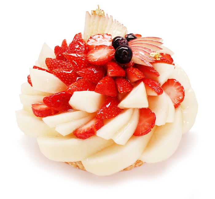 【カフェコムサ】天高く舞い上がる丹頂鶴をフルーツで表現　2026年　新春のケーキ ～いちごと洋梨のケーキ～